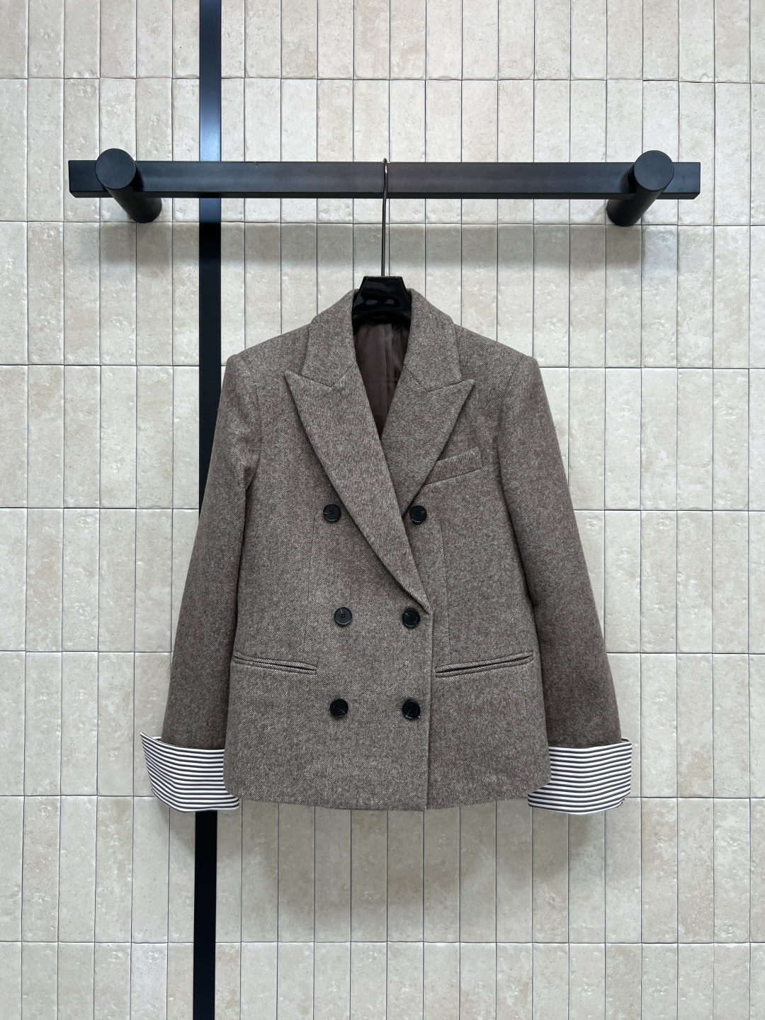 NO:565280,BC Home's 25 new autumn and winter wool double-breasted suit jacket is made of high-quality wool. It is light, wind-resistant and warm. It is perfect for autumn and winter!  Classic logo double-breasted + shoulder-length loose fit makes you look slimmer and taller. Fake two-piece striped cuff splicing design. Layered shirts or knitted vests are very layered. Low-key and elegant. It goes well with jeans or short skirts of the same series. It can be worn for daily commuting, dating, and formal occasions. It is practical and enhances your temperament. It is a must-have item for autumn and winter wardrobes. One color and four sizes S-M-L-XL,,chanel,skirts,jeans,jackets & coats,shirts,business  suit,alexander wang19860909BC家 25秋冬新款 羊毛双排扣西装外套 选用高品质羊毛 轻盈抗风又保暖 秋冬穿超合适！经典logo双排扣+正肩宽松版型 显瘦显高 假两件条纹袖口拼接设计 叠穿衬衫或针织马甲都很有层次感 低调优雅 搭配牛仔裤或同系列短裙都很出彩~日常通勤、约会、正式场合都能穿 实用又提升气质 是秋冬衣橱必备百搭单品一色四码S-M-L-XL,,chanel,skirts,jeans,jackets & coats,shirts,business suit,alexander wang,Women's clothing