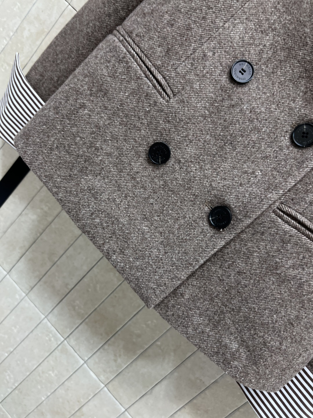 BC家 25秋冬新款 羊毛双排扣西装外套 选用高品质羊毛 轻盈抗风又保暖 秋冬穿超合适！经典logo双排