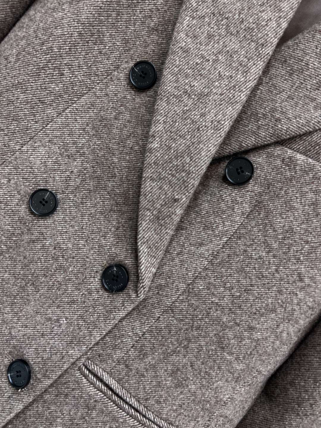 BC家 25秋冬新款 羊毛双排扣西装外套 选用高品质羊毛 轻盈抗风又保暖 秋冬穿超合适！经典logo双排