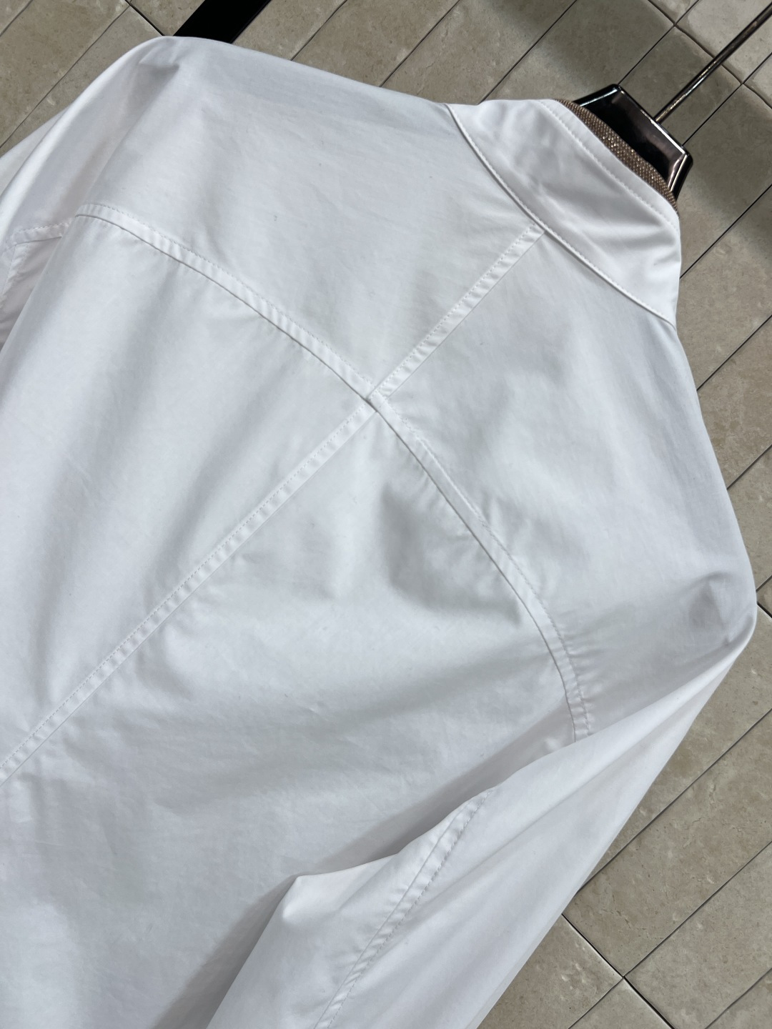 BC家 25秋冬新款 立领白衬衫 日常百搭小单品 小立领宽松版型 串珠立领+品牌刺绣徽标点缀 低调又有辨