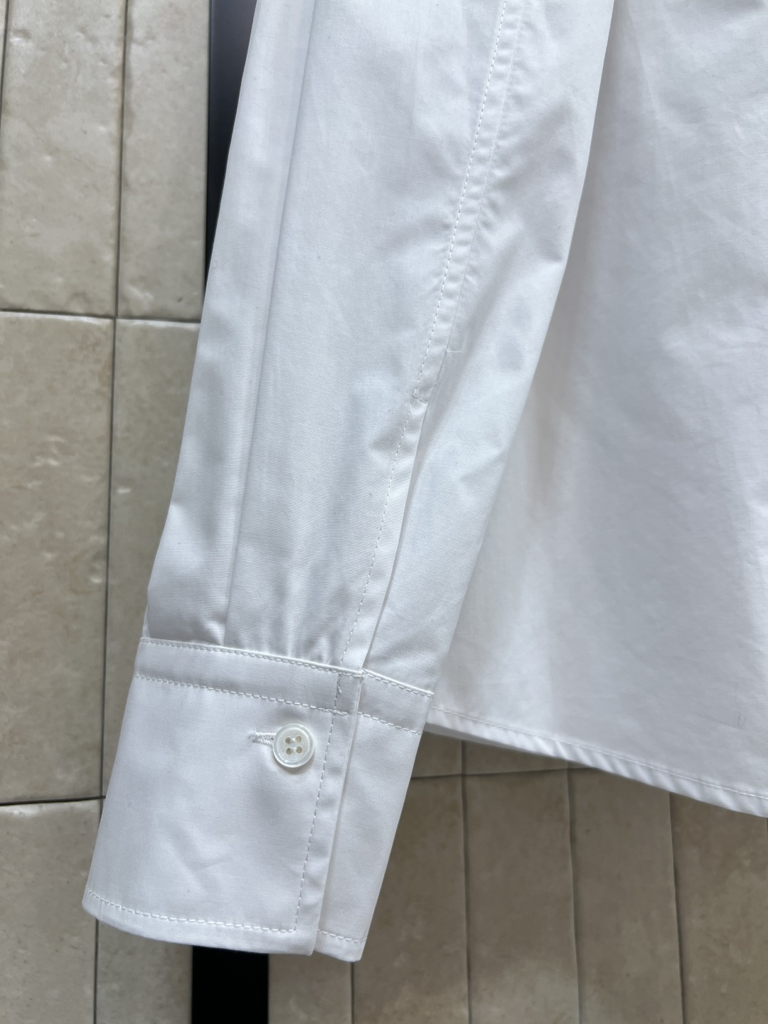 BC家 25秋冬新款 立领白衬衫 日常百搭小单品 小立领宽松版型 串珠立领+品牌刺绣徽标点缀 低调又有辨