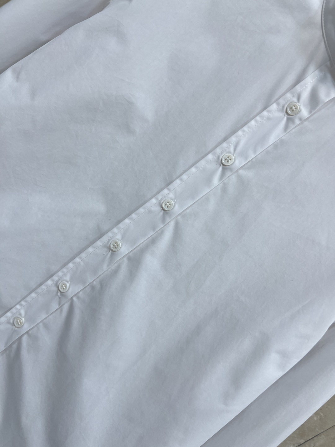 BC家 25秋冬新款 立领白衬衫 日常百搭小单品 小立领宽松版型 串珠立领+品牌刺绣徽标点缀 低调又有辨