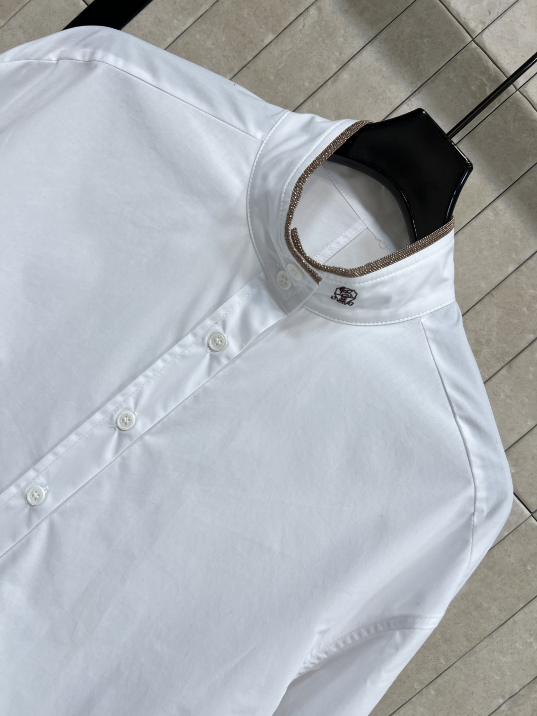 BC家 25秋冬新款 立领白衬衫 日常百搭小单品 小立领宽松版型 串珠立领+品牌刺绣徽标点缀 低调又有辨