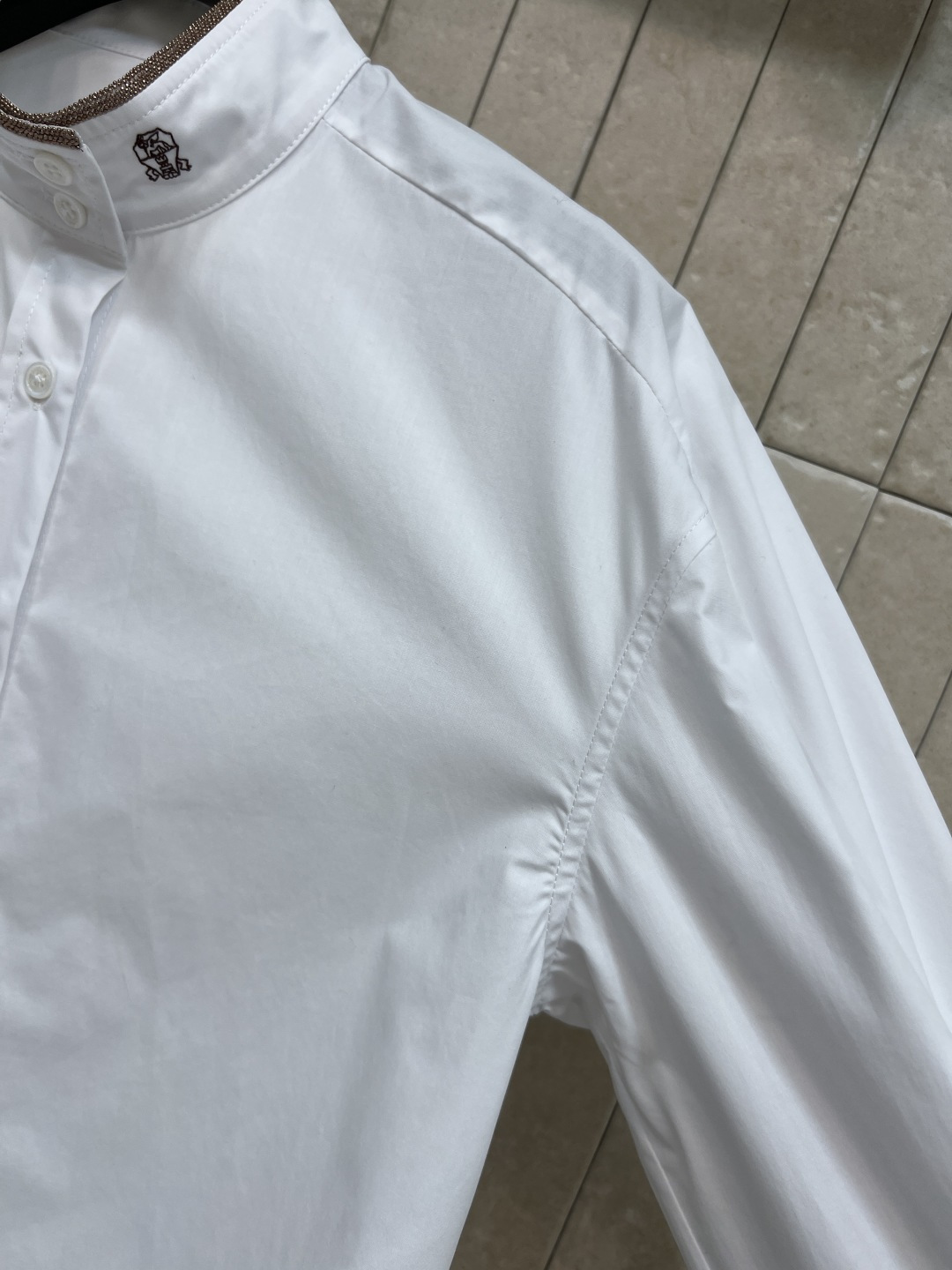 BC家 25秋冬新款 立领白衬衫 日常百搭小单品 小立领宽松版型 串珠立领+品牌刺绣徽标点缀 低调又有辨