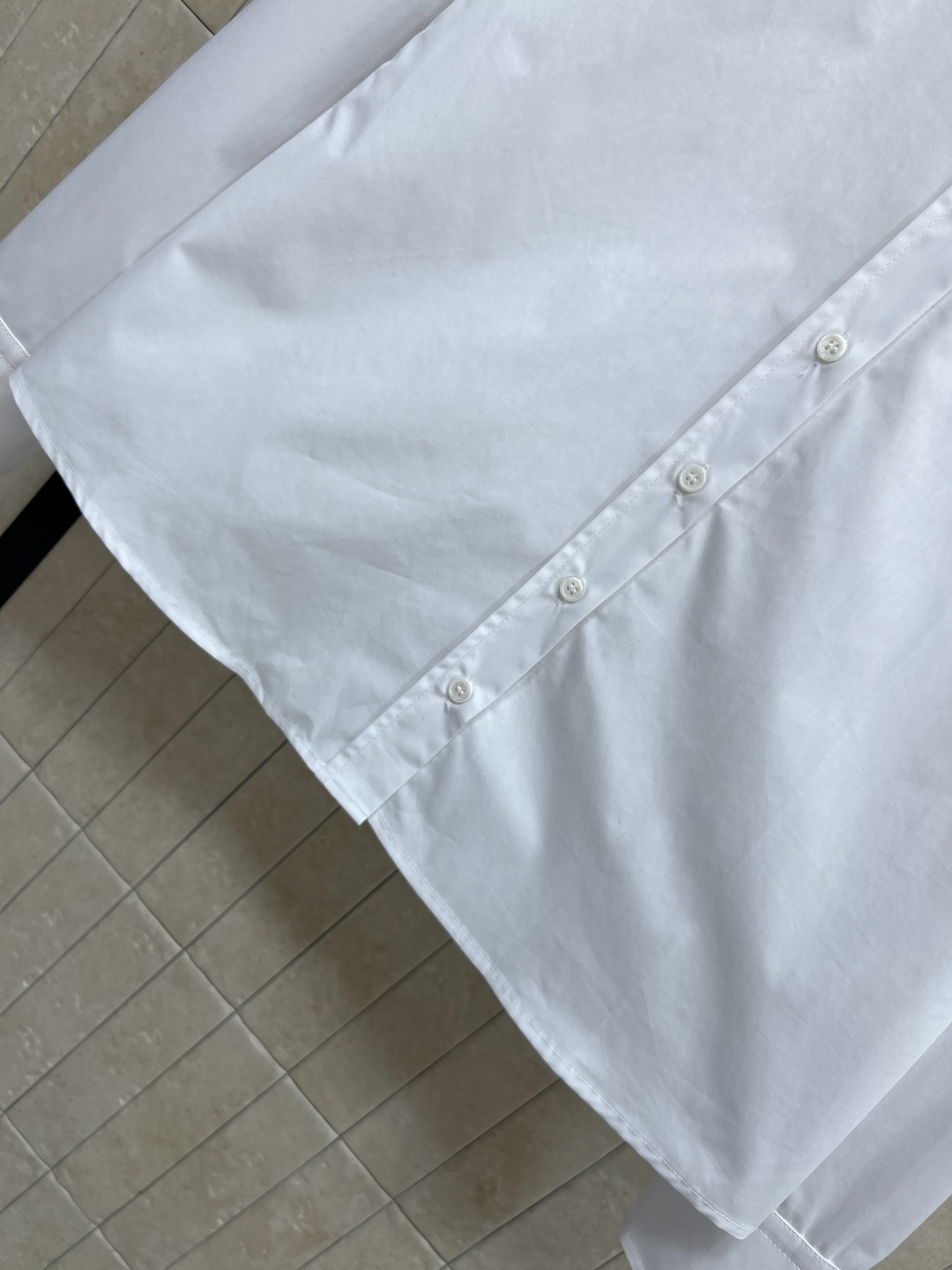 BC家 25秋冬新款 立领白衬衫 日常百搭小单品 小立领宽松版型 串珠立领+品牌刺绣徽标点缀 低调又有辨