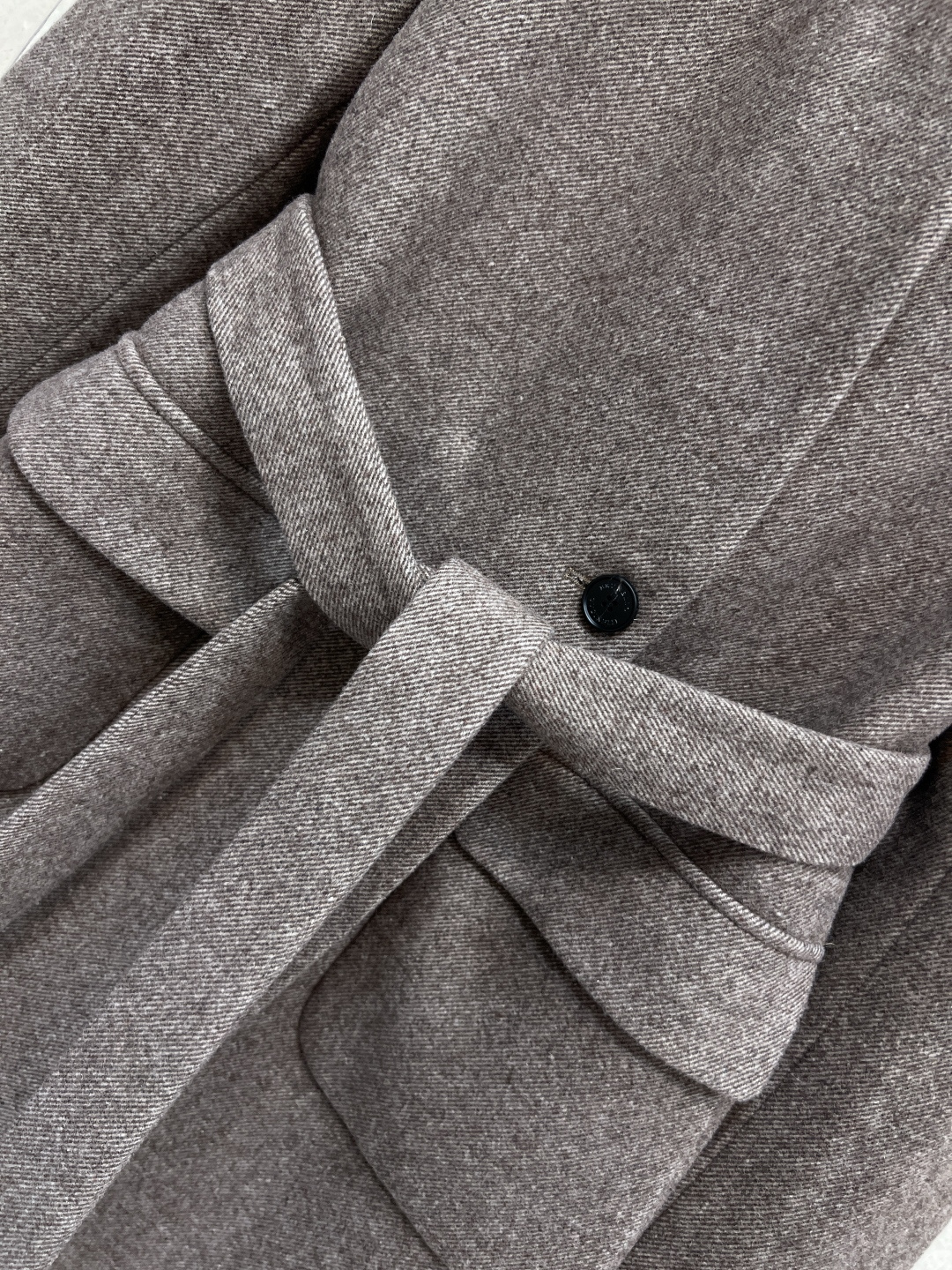 BC家 25秋冬新款 羊毛立领长外套 采用高品质羊毛 柔软又保暖 秋冬穿超合适！灰色调复古感满满 低调又