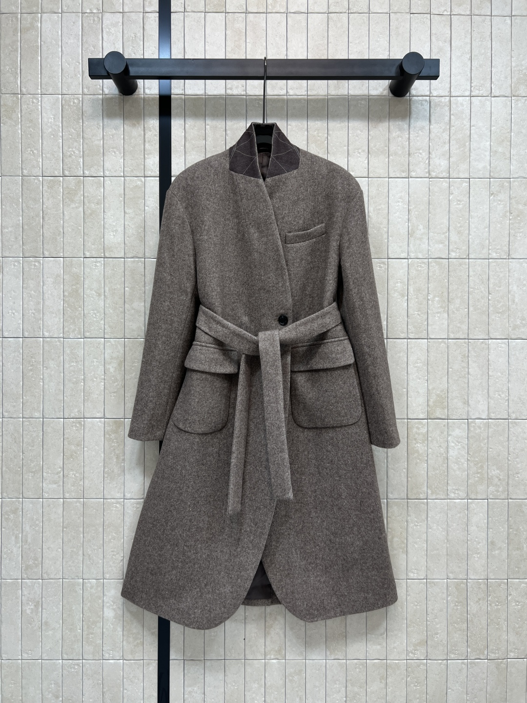 NO:565253,BC's 25 new autumn and winter style wool stand-collar long coat is made of high-quality wool, soft and warm, perfect for autumn and winter!  The gray tone is full of retro feel, low-key and high-end. The waist tie can adjust the proportion. It can directly add elegance to commuting or formal occasions. Pair it with boots of the same color or a dark turtleneck to instantly enhance the texture. It is a must-have item for autumn and winter wardrobe!  Four sizes in one color Size/S-M-L- XL,,chanel,boots,jackets & coats,alexander wang19860909BC家 25秋冬新款 羊毛立领长外套 采用高品质羊毛 柔软又保暖 秋冬穿超合适！灰色调复古感满满 低调又高级 腰间系带可调节比例 优雅气质直接拉满～通勤或正式场合都能轻松驾驭 搭配同色系靴子或深色高领 质感瞬间提升 是秋冬衣橱必备单品！一色四码Size/S-M-L- XL,,chanel,boots,jackets & coats,alexander wang,Women's clothing