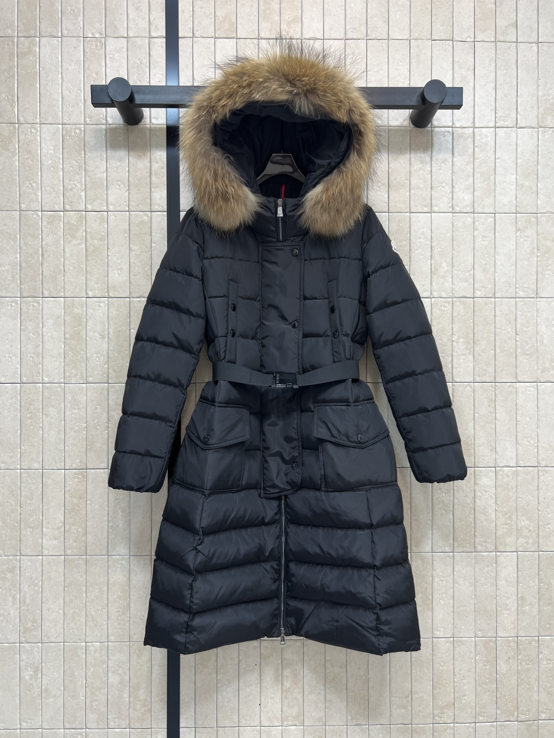 NO:565264,Equipped with dust bag M Home 25 new autumn and winter hooded long down jacket, filled with national standard 90 white goose down, full score for warmth!  Waterproof outer fabric + detachable fox fur collar, luxurious and practical. Over-knee length + waist design to make you look slimmer and taller. The belt is adjustable. You can switch styles at will. The black color is versatile. Suitable for commuting or traveling. It is an excellent choice for keeping warm and fashionable in winter!  Four sizes in one color 1-2-3-4,,down jacket,hats,alexander wang19860909配防尘袋M家 25秋冬新款 连帽长款羽绒服 国标90白鹅绒填充 保暖力满分！外层防水面料+可拆卸狐狸毛领,奢华又实用 过膝长度+收腰设计 显瘦显高 腰带可调节 随心切换风格 黑色百搭 通勤或旅行都超适合 是冬季保暖和时尚的绝佳选择！一色四码 1-2-3-4,,down jacket,hats,alexander wang,Women's clothing