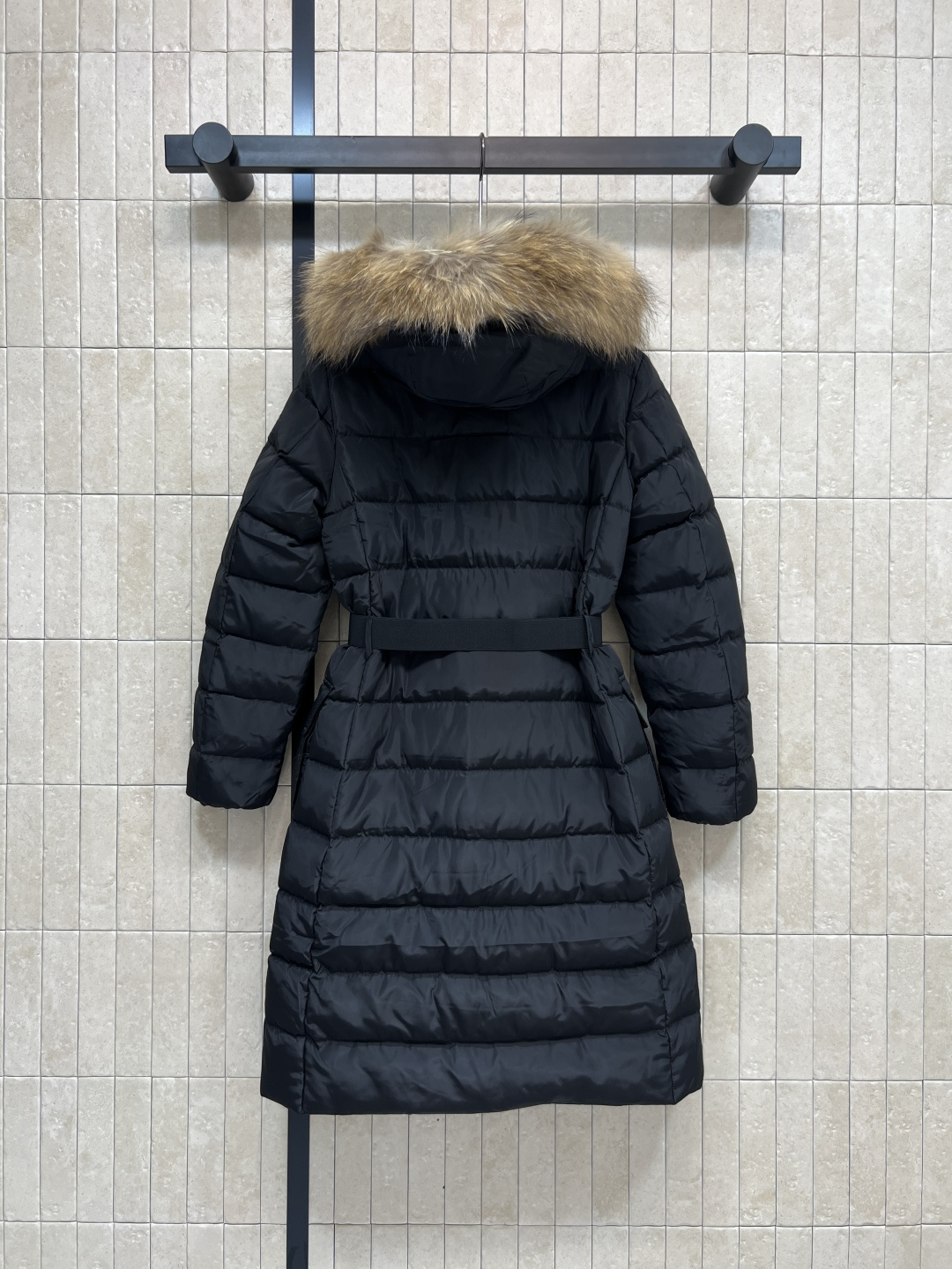 M家 25秋冬新款 连帽长款羽绒服 国标90白鹅绒填充 保暖力满分！外层防水面料+可拆卸狐狸毛领，奢华又