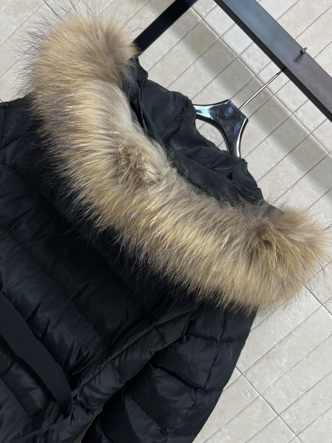 M家 25秋冬新款 连帽长款羽绒服 国标90白鹅绒填充 保暖力满分！外层防水面料+可拆卸狐狸毛领，奢华又