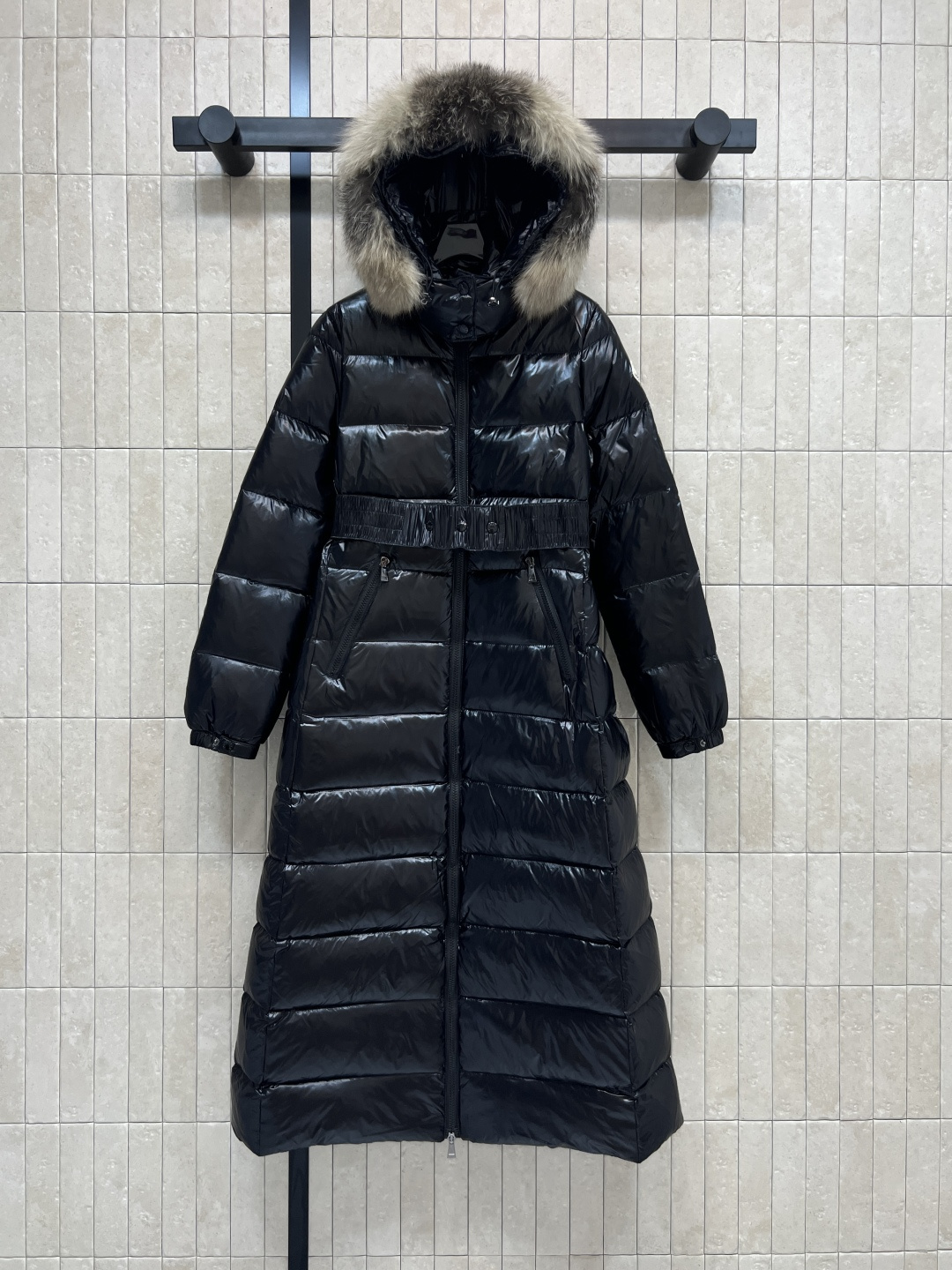 NO:565273,Comes with dust bag M Home 25 new autumn and winter hooded long shiny down jacket, luxurious and warm!  Over-the-knee long slim cut. Adjustable waistband. Easily switch between commuting or casual style. High-quality down filling. Keeps you as warm as spring even in cold weather. Rectangular bright quilted waist design. High-tech interpretation of women's graceful body shape. Excellent outline of waistline. Imported gallbladder. High-density, super soft and anti-drilling velvet. Good feel, high grade, good recovery and high resilience!  Four sizes in one color 1-2-3-4,,down jacket,hats,alexander wang19860909配防尘袋M家 25秋冬新款 连帽长款亮面羽绒服 奢华又保暖！过膝长款修身剪裁 腰带可调节 轻松切换通勤or休闲风 高品质羽绒填充 寒冷天气也能温暖如春 长方条亮面绗线收腰设计 用高科技解读女性婀娜多姿的体形 很好的勾勒出腰线 进口胆布 高密度超软且防钻绒 手感好 档次高 恢复性好 回弹力高！一色四码 1-2-3-4,,down jacket,hats,alexander wang,Women's clothing