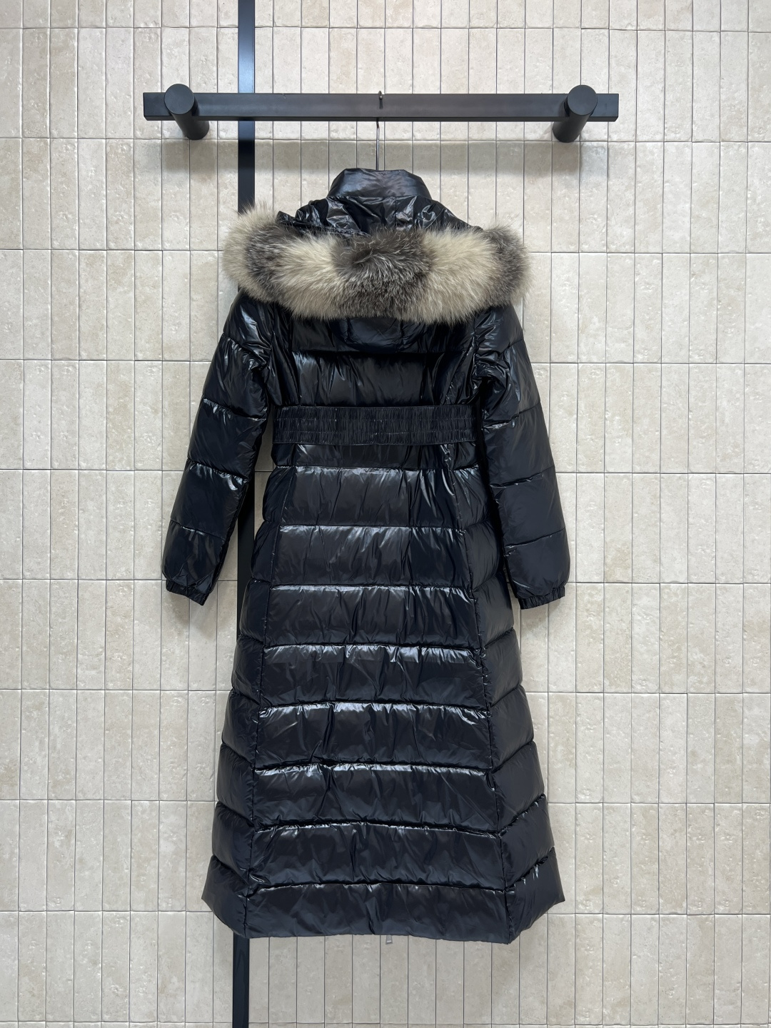 M家 25秋冬新款 连帽长款亮面羽绒服 奢华又保暖！过膝长款修身剪裁 腰带可调节 轻松切换通勤or休闲风