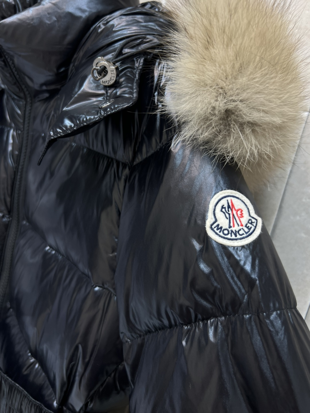 M家 25秋冬新款 连帽长款亮面羽绒服 奢华又保暖！过膝长款修身剪裁 腰带可调节 轻松切换通勤or休闲风