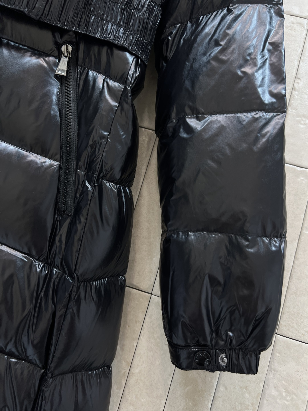 M家 25秋冬新款 连帽长款亮面羽绒服 奢华又保暖！过膝长款修身剪裁 腰带可调节 轻松切换通勤or休闲风