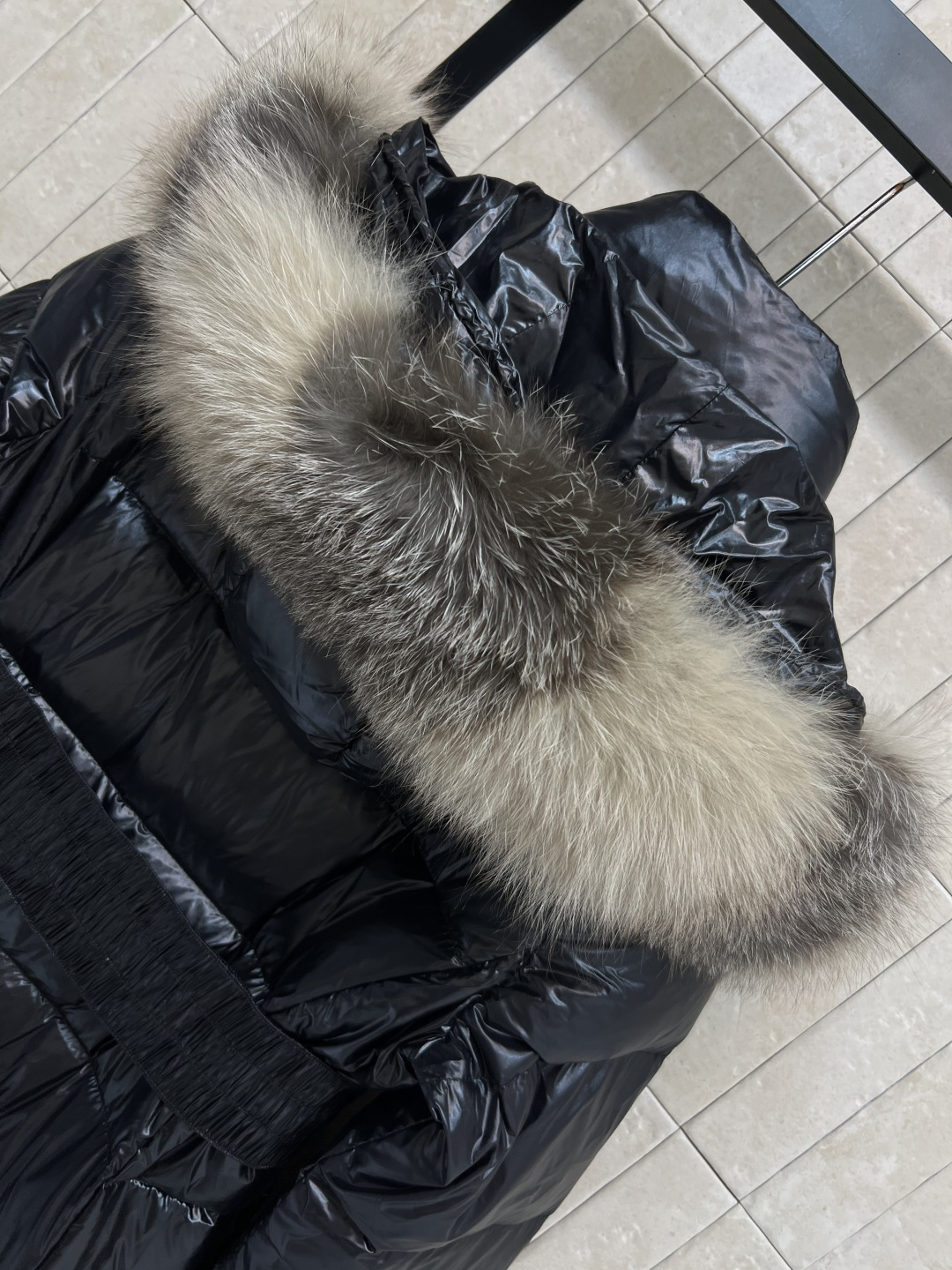 M家 25秋冬新款 连帽长款亮面羽绒服 奢华又保暖！过膝长款修身剪裁 腰带可调节 轻松切换通勤or休闲风