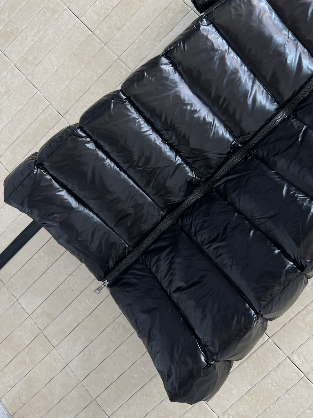 M家 25秋冬新款 连帽长款亮面羽绒服 奢华又保暖！过膝长款修身剪裁 腰带可调节 轻松切换通勤or休闲风