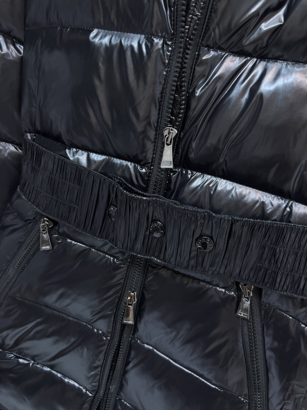 M家 25秋冬新款 连帽长款亮面羽绒服 奢华又保暖！过膝长款修身剪裁 腰带可调节 轻松切换通勤or休闲风