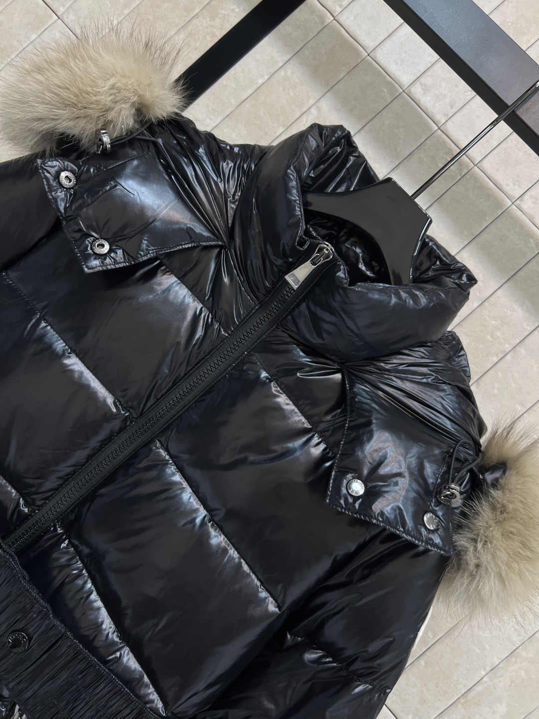 M家 25秋冬新款 连帽长款亮面羽绒服 奢华又保暖！过膝长款修身剪裁 腰带可调节 轻松切换通勤or休闲风