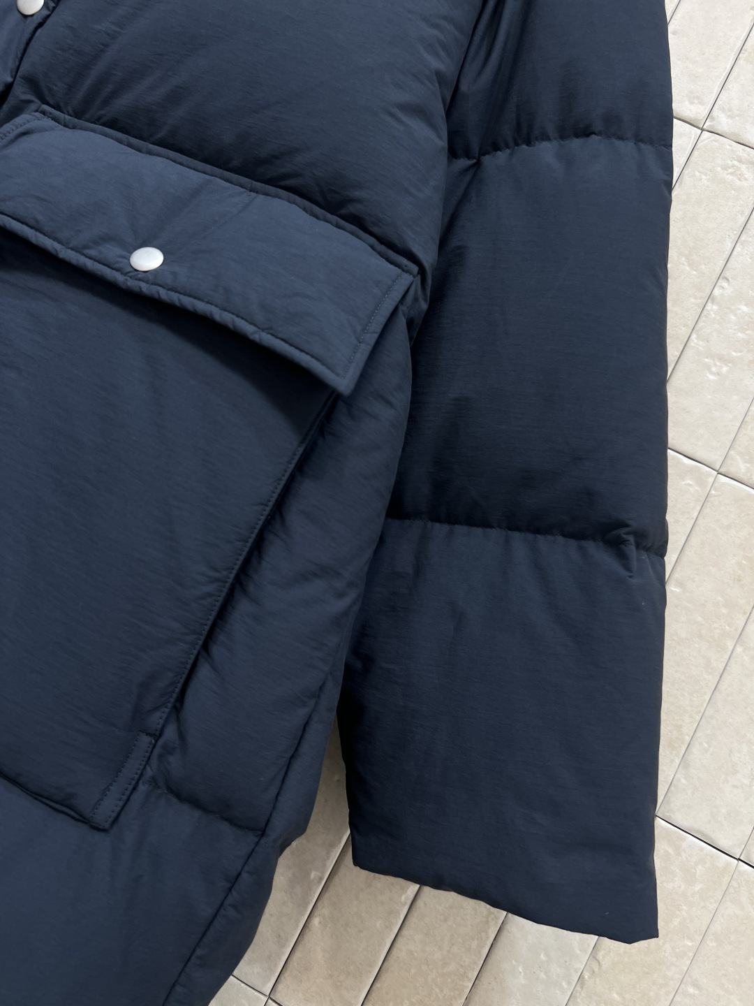 PD家 25秋冬新款 深蓝色中长款连帽羽绒服 宽松版型+一体连帽 内里抽绳可调节 穿着舒适度up 正面大