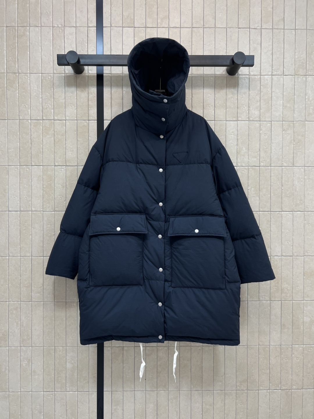 NO:565281,Equipped with dust bag PD Home 25 new autumn and winter style Dark blue mid-length hooded down jacket Loose fit + integrated hood Adjustable inner drawstring Comfortable to wear Large front pockets are practical and good-looking Suitable for commuting or outdoor The mid-length cover the crotch and make you look slim Can easily cope with the temperature at minus 20 degrees Celsius The dark blue is versatile and can be paired with sweaters and sweatshirts. A must-have for winter wear!  One color and three sizes SML,,dior,hoodie,sweatshirts,sweaters,down jacket,hats,alexander wang19860909配防尘袋PD家 25秋冬新款 深蓝色中长款连帽羽绒服 宽松版型+一体连帽 内里抽绳可调节 穿着舒适度up 正面大口袋实用又好看 适合通勤or户外 中长款遮胯显瘦 零下二十度也能轻松应对率 深蓝色百搭,配毛衣、卫衣都ok 冬季穿搭必备！一色三码 SML,,dior,hoodie,sweatshirts,sweaters,down jacket,hats,alexander wang,Women's clothing