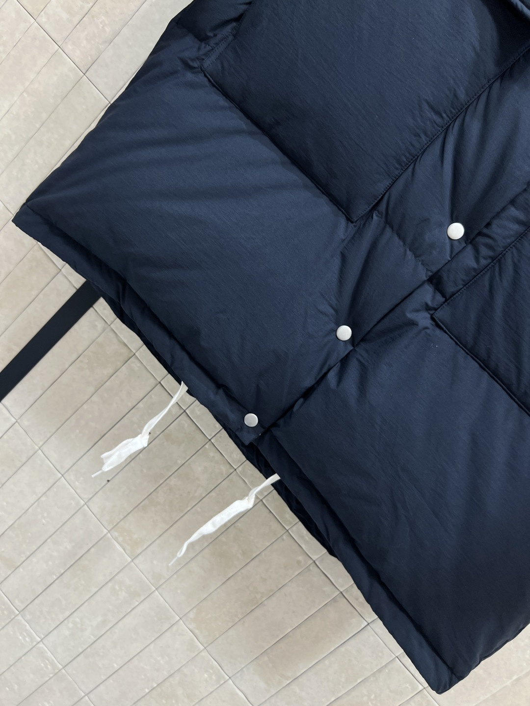 PD家 25秋冬新款 深蓝色中长款连帽羽绒服 宽松版型+一体连帽 内里抽绳可调节 穿着舒适度up 正面大