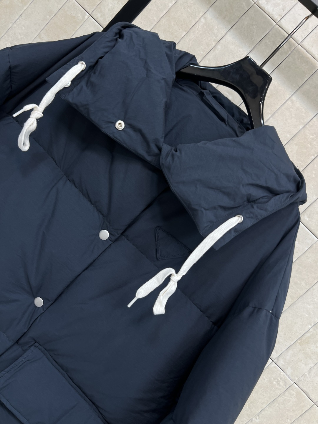 PD家 25秋冬新款 深蓝色中长款连帽羽绒服 宽松版型+一体连帽 内里抽绳可调节 穿着舒适度up 正面大