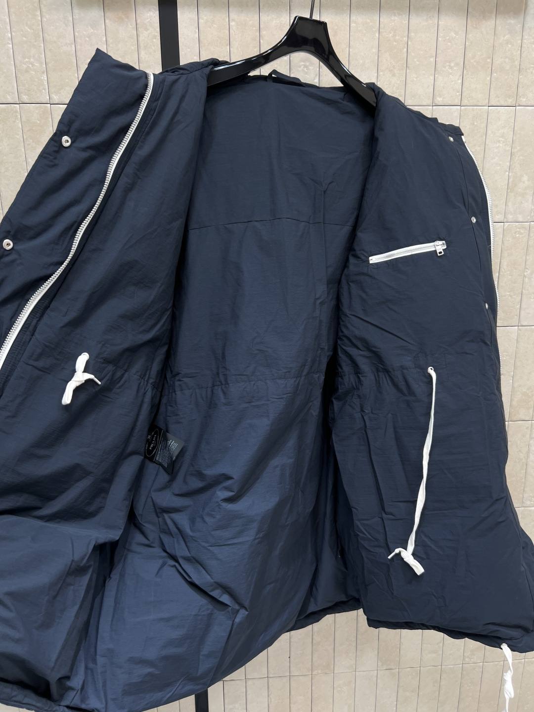 PD家 25秋冬新款 深蓝色中长款连帽羽绒服 宽松版型+一体连帽 内里抽绳可调节 穿着舒适度up 正面大