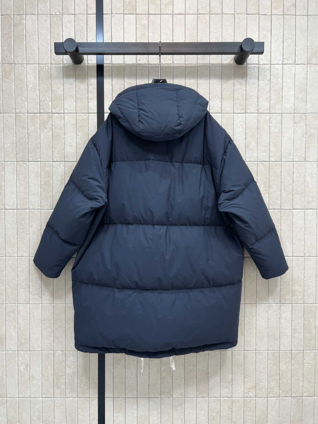 PD家 25秋冬新款 深蓝色中长款连帽羽绒服 宽松版型+一体连帽 内里抽绳可调节 穿着舒适度up 正面大