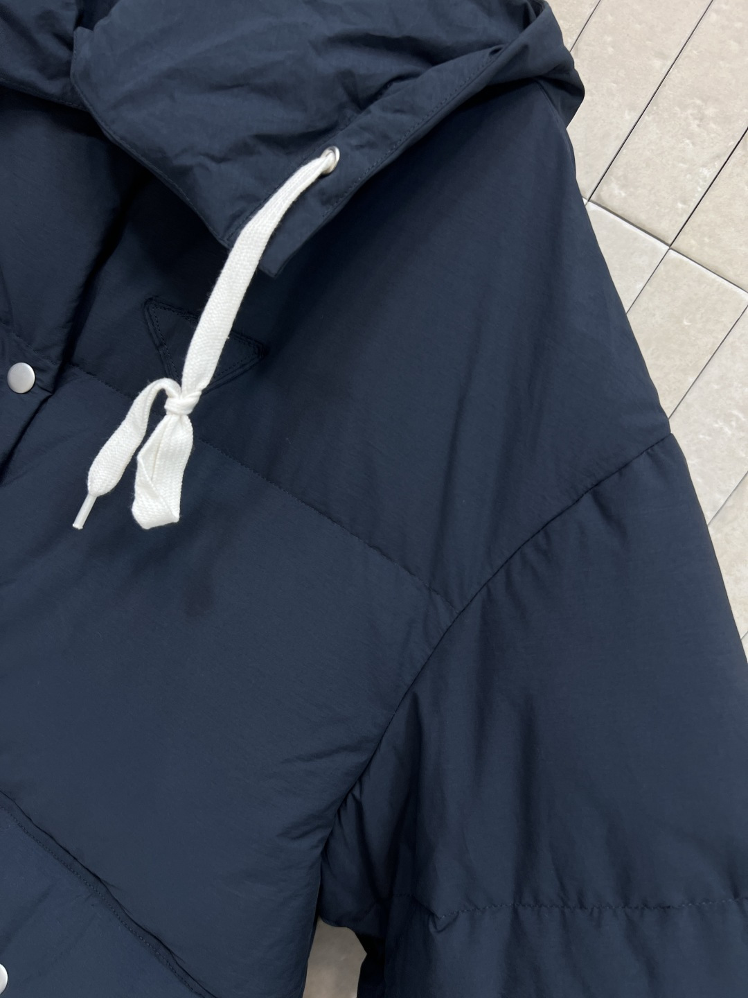 PD家 25秋冬新款 深蓝色中长款连帽羽绒服 宽松版型+一体连帽 内里抽绳可调节 穿着舒适度up 正面大