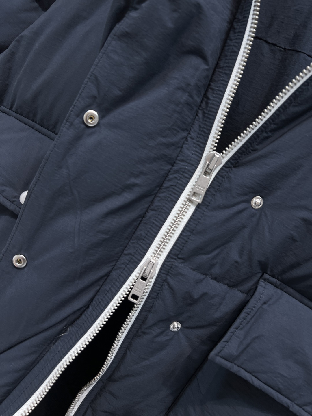 PD家 25秋冬新款 深蓝色中长款连帽羽绒服 宽松版型+一体连帽 内里抽绳可调节 穿着舒适度up 正面大