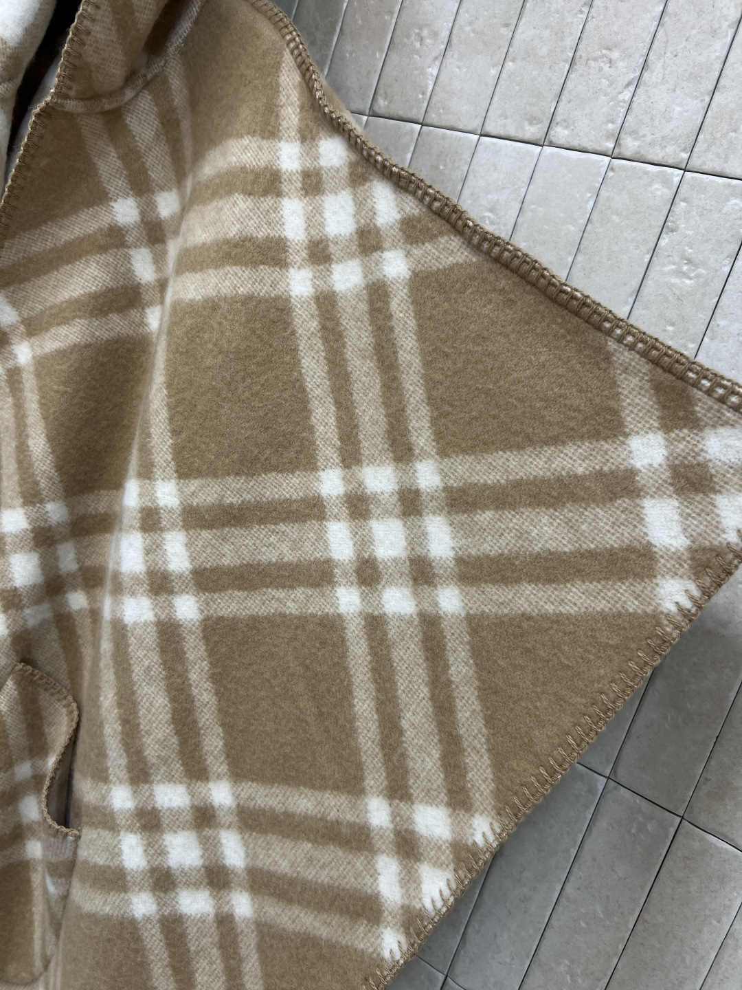 BUR家 25秋冬新款 格纹山羊绒连帽斗篷披肩 100%山羊绒材质 柔软又保暖 秋冬必备！经典格纹＋马术