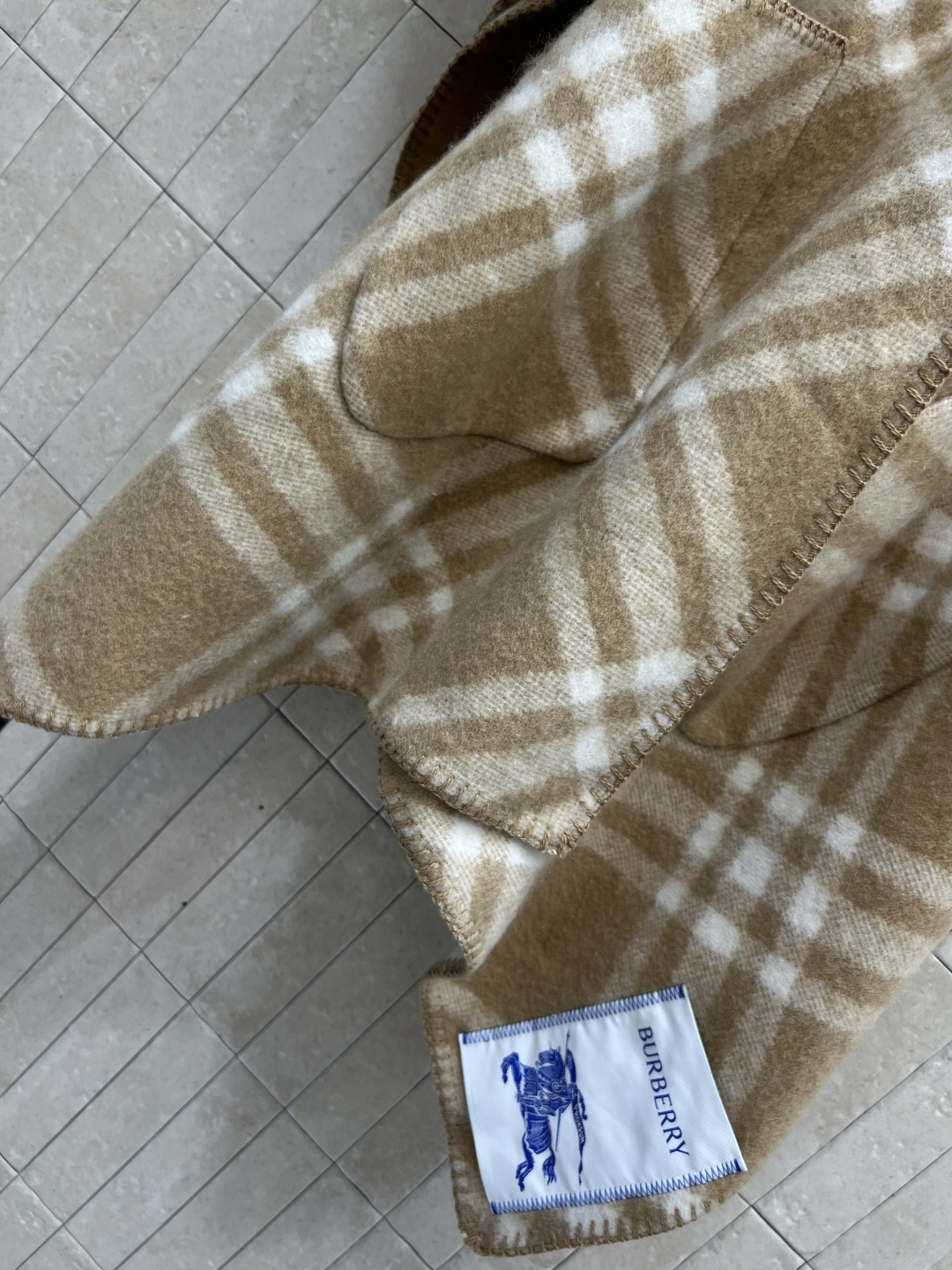 BUR家 25秋冬新款 格纹山羊绒连帽斗篷披肩 100%山羊绒材质 柔软又保暖 秋冬必备！经典格纹＋马术