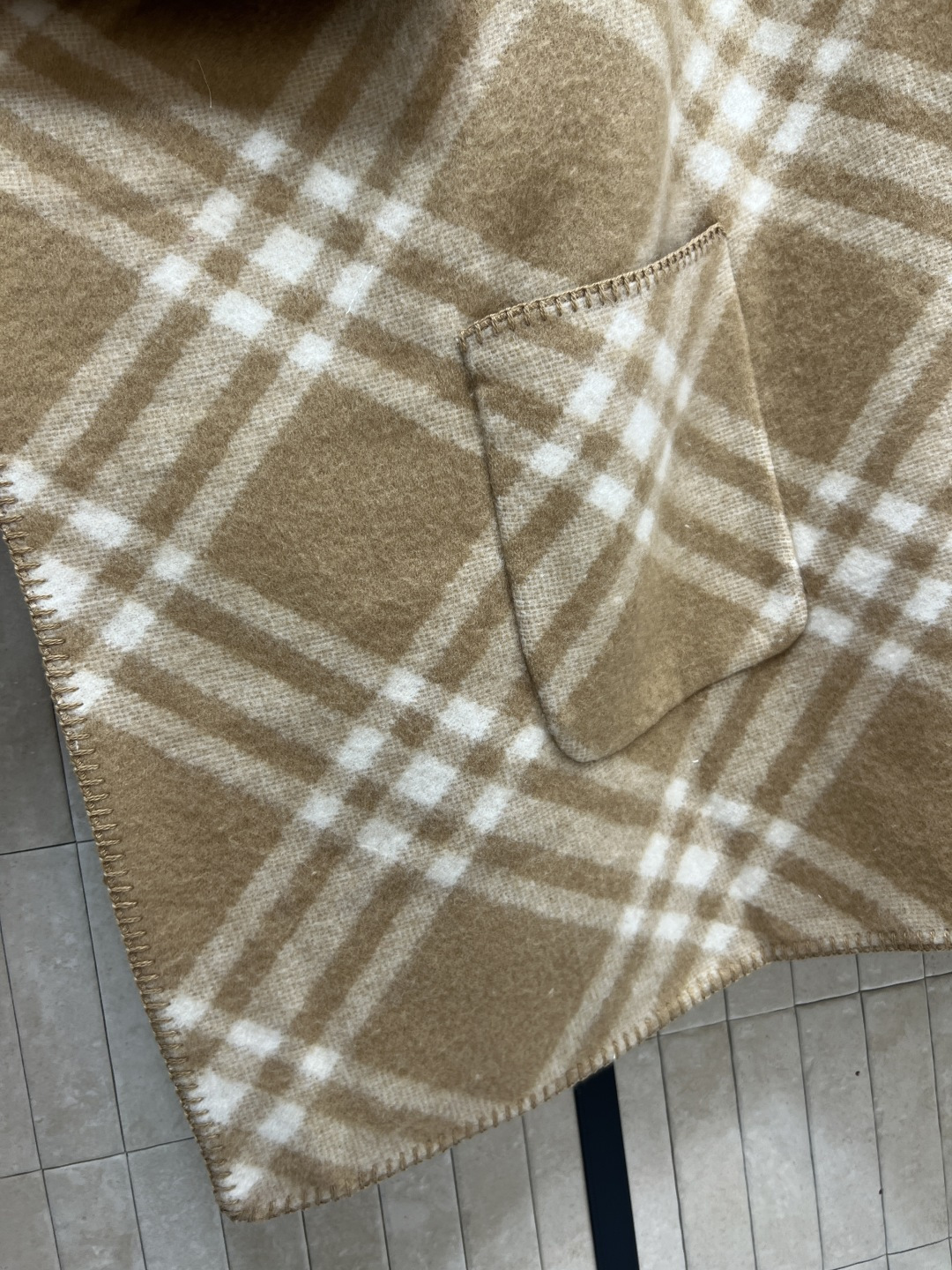 BUR家 25秋冬新款 格纹山羊绒连帽斗篷披肩 100%山羊绒材质 柔软又保暖 秋冬必备！经典格纹＋马术