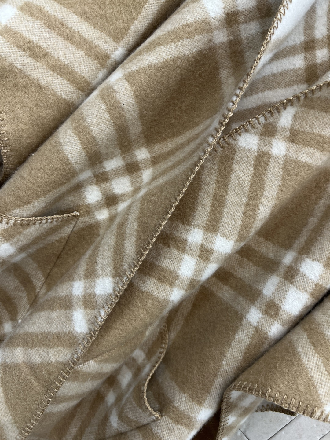 BUR家 25秋冬新款 格纹山羊绒连帽斗篷披肩 100%山羊绒材质 柔软又保暖 秋冬必备！经典格纹＋马术