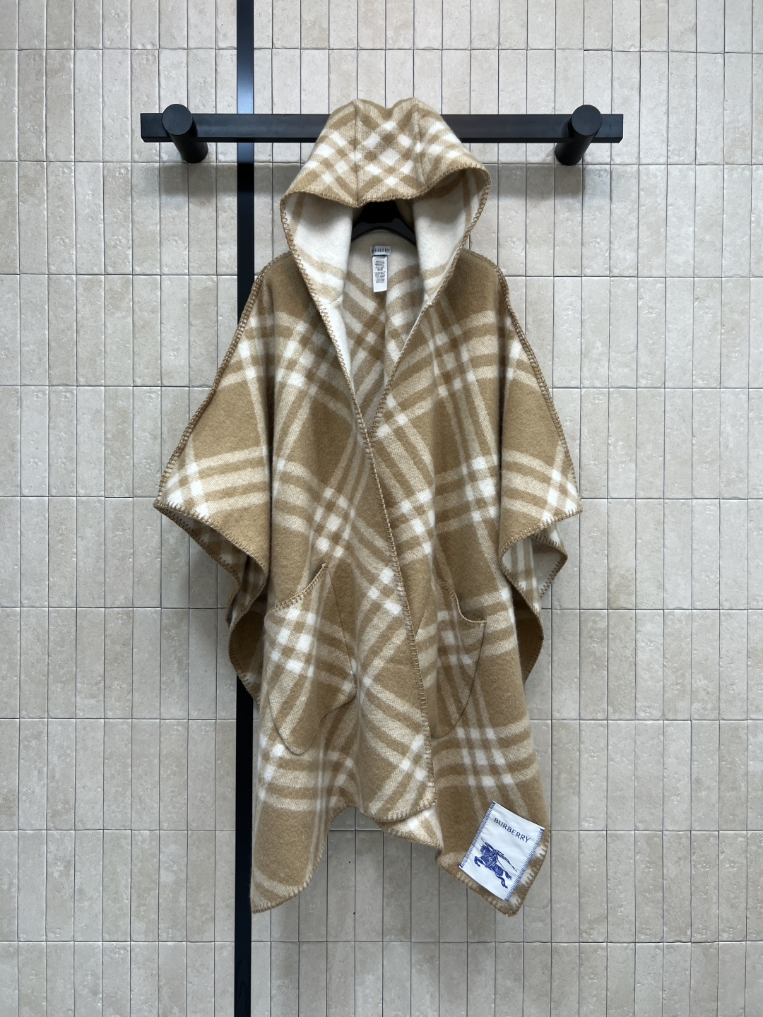 NO:565288,BUR's 25 new autumn and winter style plaid cashmere hooded cape, cashmere material, soft and warm, a must-have for autumn and winter!  Classic plaid + equestrian knight logo, full of British style, covering the flesh and making you look slimmer. Blanket edge stitching details improve durability. It can be easily used for daily commuting, traveling and taking photos. Practical and fashionable!  One size fits all, burberry, shawls, hats, alexander wang19860909BUR家 25秋冬新款 格纹山羊绒连帽斗篷披肩 山羊绒材质 柔软又保暖 秋冬必备！经典格纹＋马术骑士徽标 英伦风满满 遮肉显瘦 毯边锁缝细节提升耐用性 日常通勤、旅行、拍照都能轻松驾驭 实用又时髦！两色均码,,burberry,shawls,hats,alexander wang,Women's clothing
