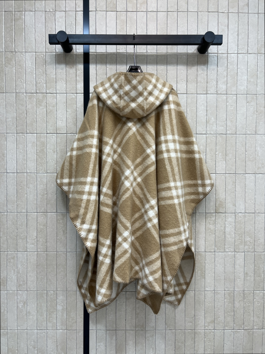 BUR家 25秋冬新款 格纹山羊绒连帽斗篷披肩 100%山羊绒材质 柔软又保暖 秋冬必备！经典格纹＋马术