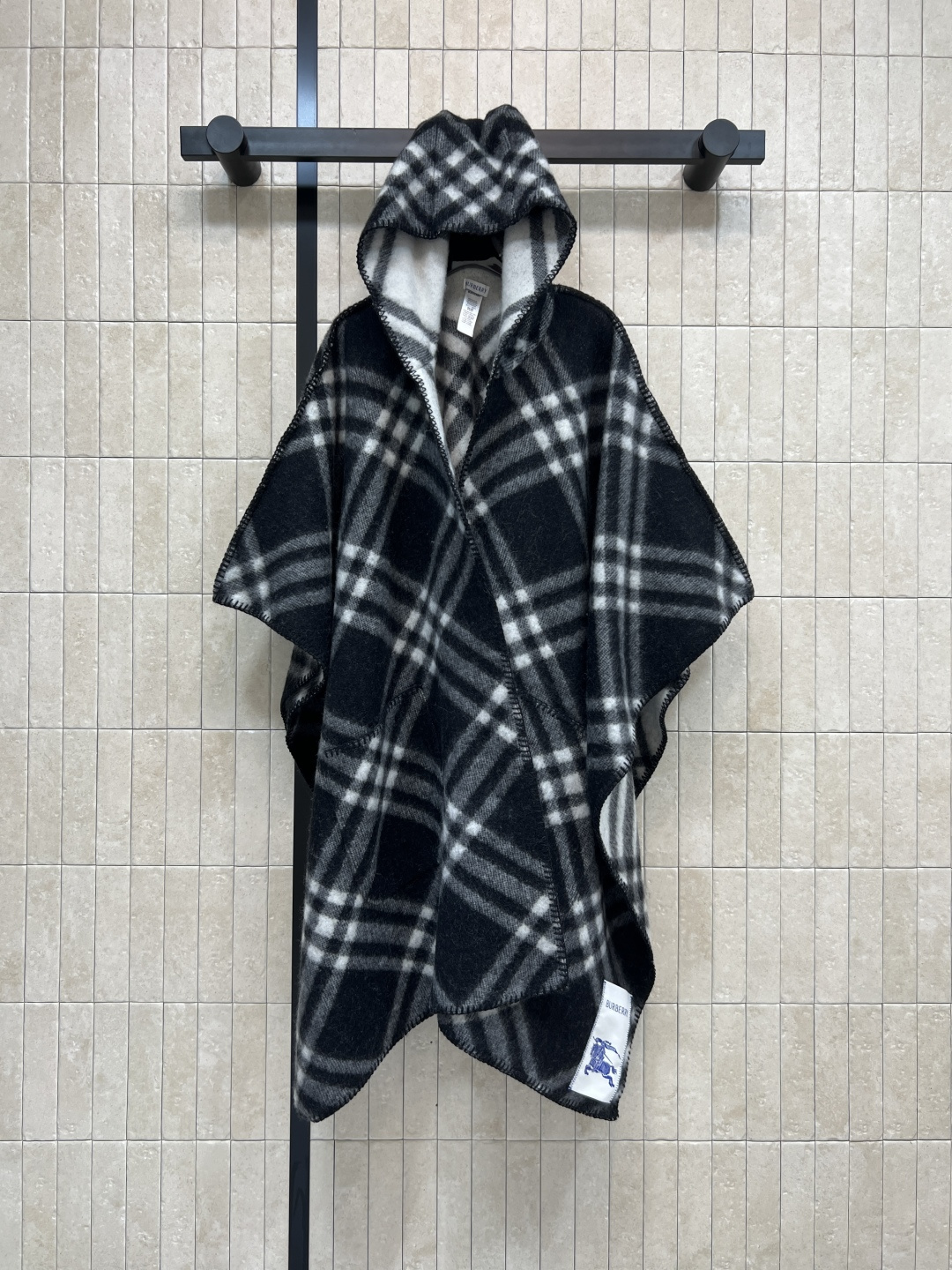 BUR家 25秋冬新款 格纹山羊绒连帽斗篷披肩 100%山羊绒材质 柔软又保暖 秋冬必备！经典格纹＋马术
