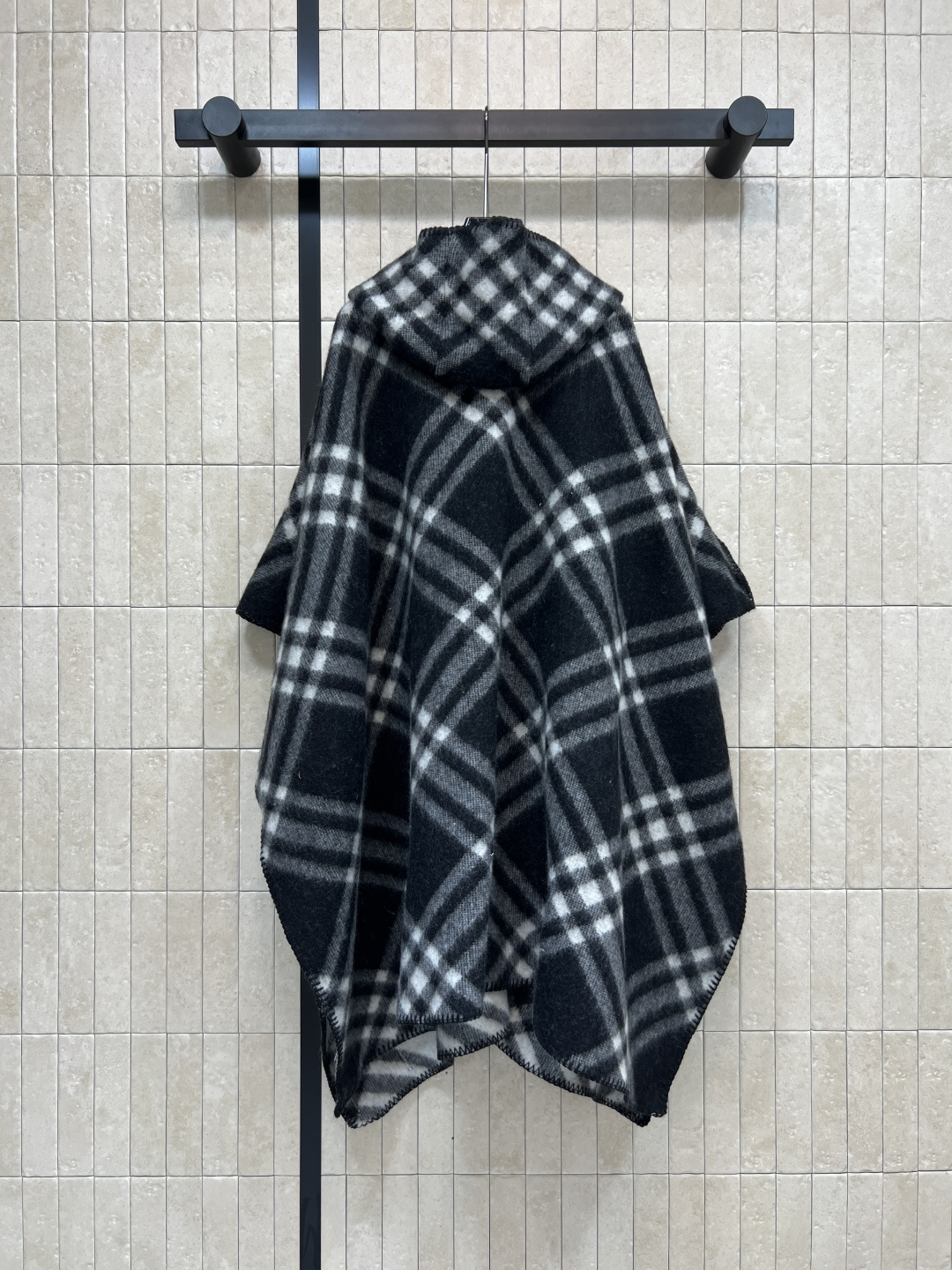 BUR家 25秋冬新款 格纹山羊绒连帽斗篷披肩 100%山羊绒材质 柔软又保暖 秋冬必备！经典格纹＋马术