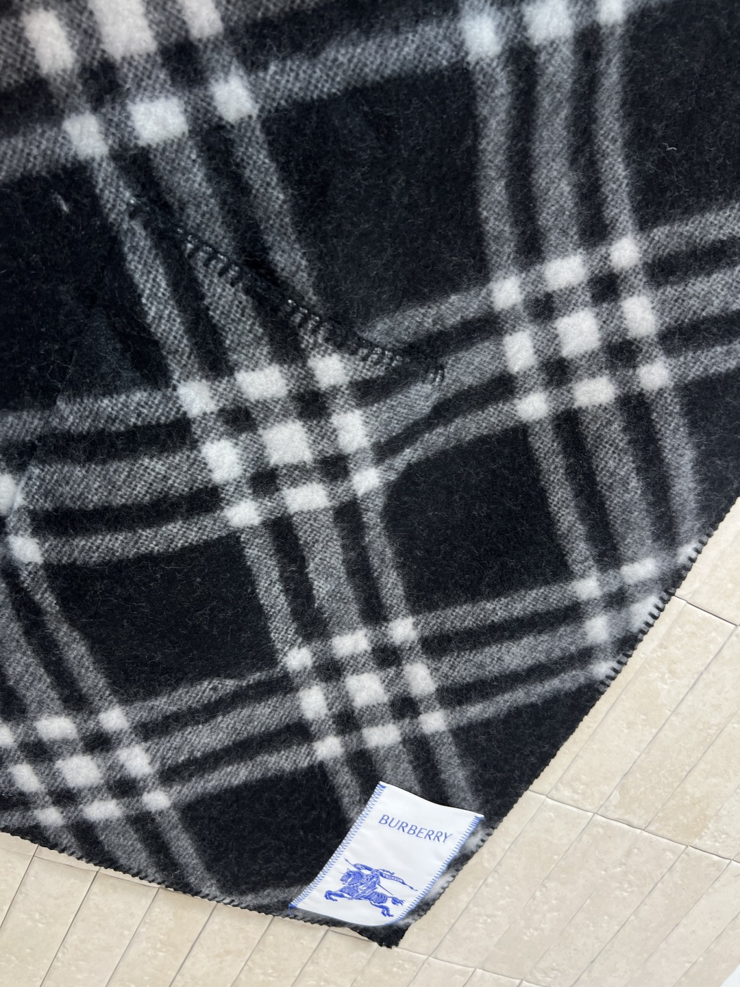 BUR家 25秋冬新款 格纹山羊绒连帽斗篷披肩 100%山羊绒材质 柔软又保暖 秋冬必备！经典格纹＋马术