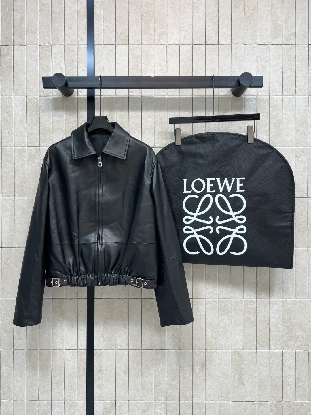 NO:565984,Comes with dust bag LW Home 25 new autumn and winter style lapel short leather jacket. Customized 100% pure sheepskin fabric. The upper body is stylish and easy to take care of. It is soft and textured. The front zipper + back logo are very recognizable. The hem is decorated with leather buckles and elastic waist. It looks taller and thinner. The sleeves are zippered to adjust the cuffs. Especially suitable for petite girls!  The short design is versatile. It is sweet and cool to match with a dress. It looks cool and neat when paired with jeans ~ the upper body makes a cool girl not to mess with. Comes with a dust bag in one color and three sizes. Size/S-M-L,,skirts,jeans,jackets & coats,leather jacket,sheepskin,alexander wang19860909配防尘袋LW家 25秋冬新款 翻领短款皮衣夹克 定制百分百纯羊皮面料 上身有型很好打理 柔软有质感 正面拉链+背部Logo超有辨识度 下摆 皮扣装饰松紧收腰 显高又显瘦 衣袖拉链调节袖口 特别适合小个子女生！短款设计百搭 配连衣裙甜酷 搭牛仔裤飒爽利落～上身就是一个酷女孩不好惹的感觉 配送防尘袋一色三码 Size/S-M-L,,skirts,jeans,jackets & coats,leather jacket,sheepskin,alexander wang,Women's clothing