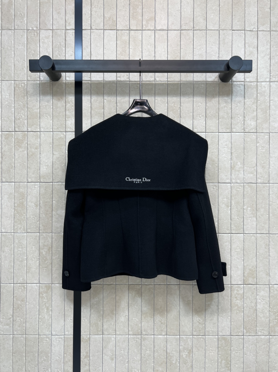 D家 25秋冬新款 海军领羊毛短款外套 黑色羊毛材质 柔软又保暖 秋冬穿超合适！ 定制logo三颗纽扣设