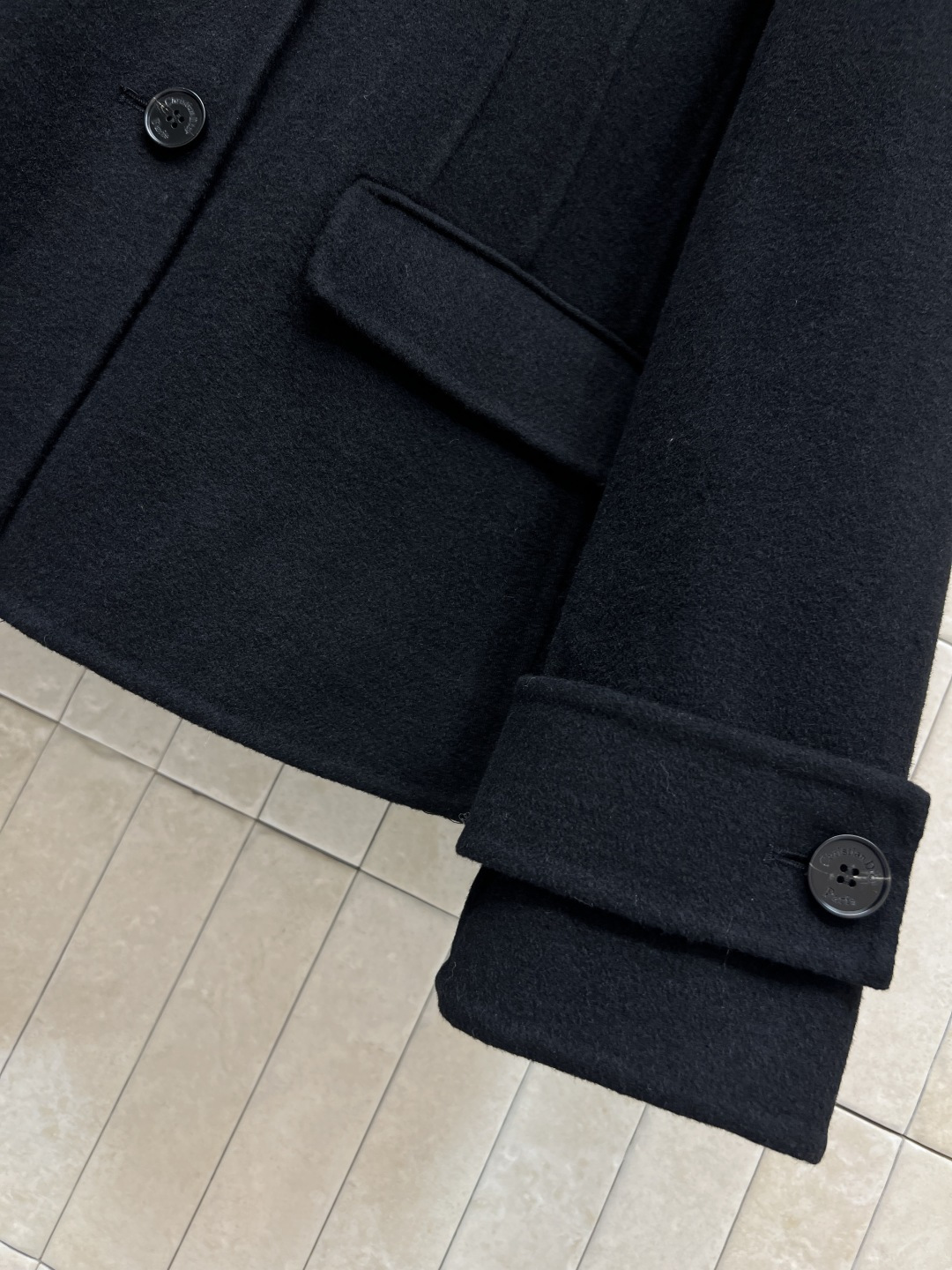 D家 25秋冬新款 海军领羊毛短款外套 黑色羊毛材质 柔软又保暖 秋冬穿超合适！ 定制logo三颗纽扣设