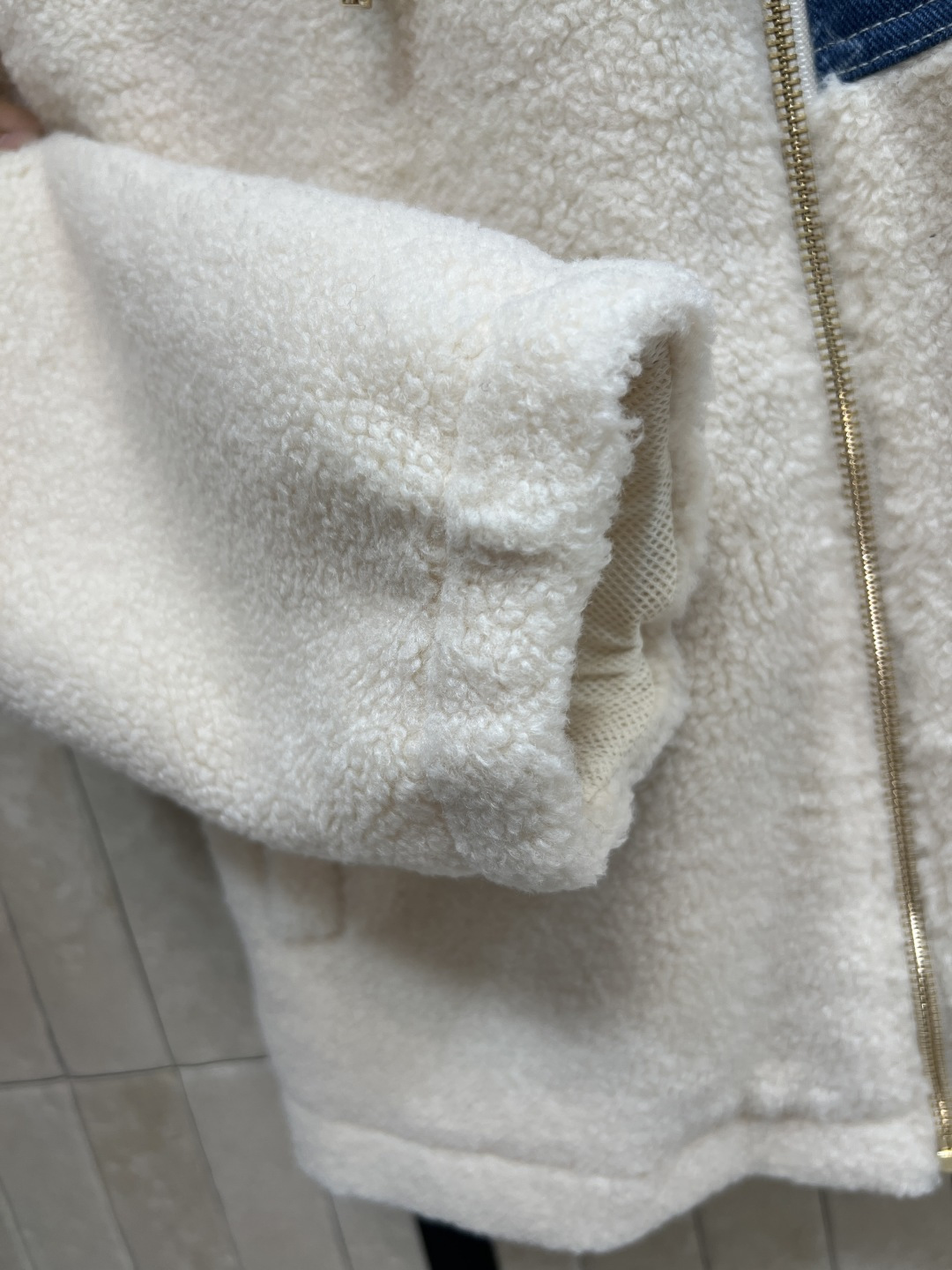 L家 25秋冬新款 牛仔老花拼接羊羔绒外套 连帽立领羊羔绒 秋冬穿超舒服！立领和背部牛仔Monogram