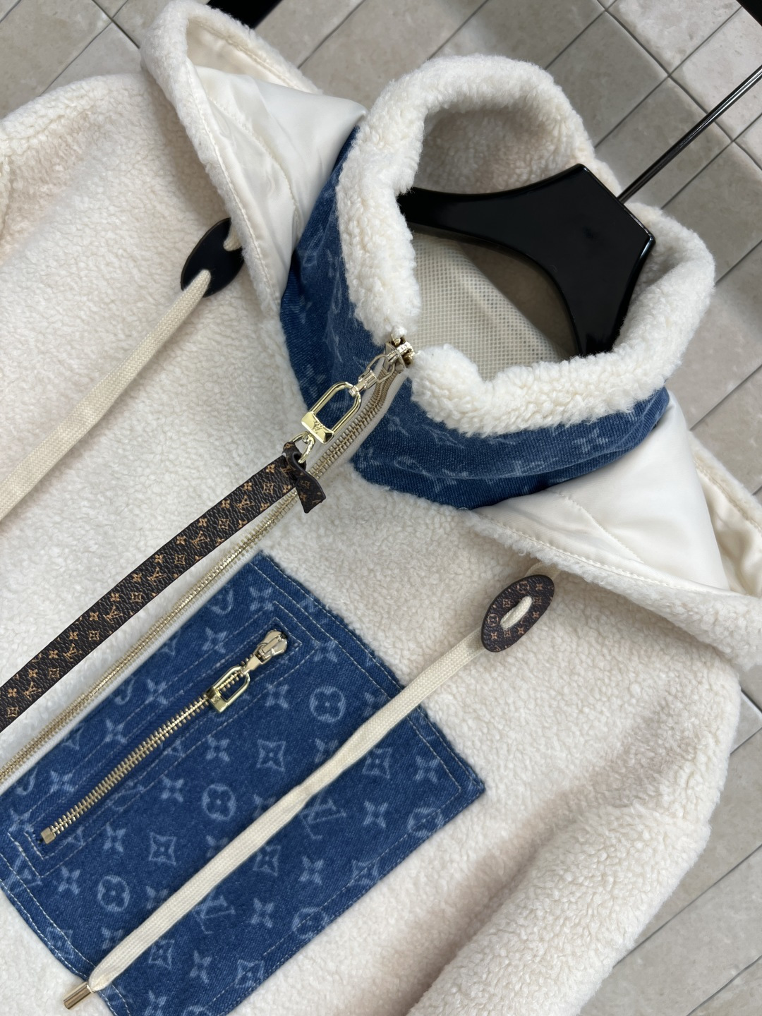 L家 25秋冬新款 牛仔老花拼接羊羔绒外套 连帽立领羊羔绒 秋冬穿超舒服！立领和背部牛仔Monogram