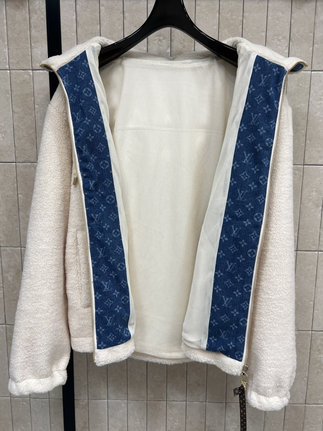 L家 25秋冬新款 牛仔老花拼接羊羔绒外套 连帽立领羊羔绒 秋冬穿超舒服！立领和背部牛仔Monogram