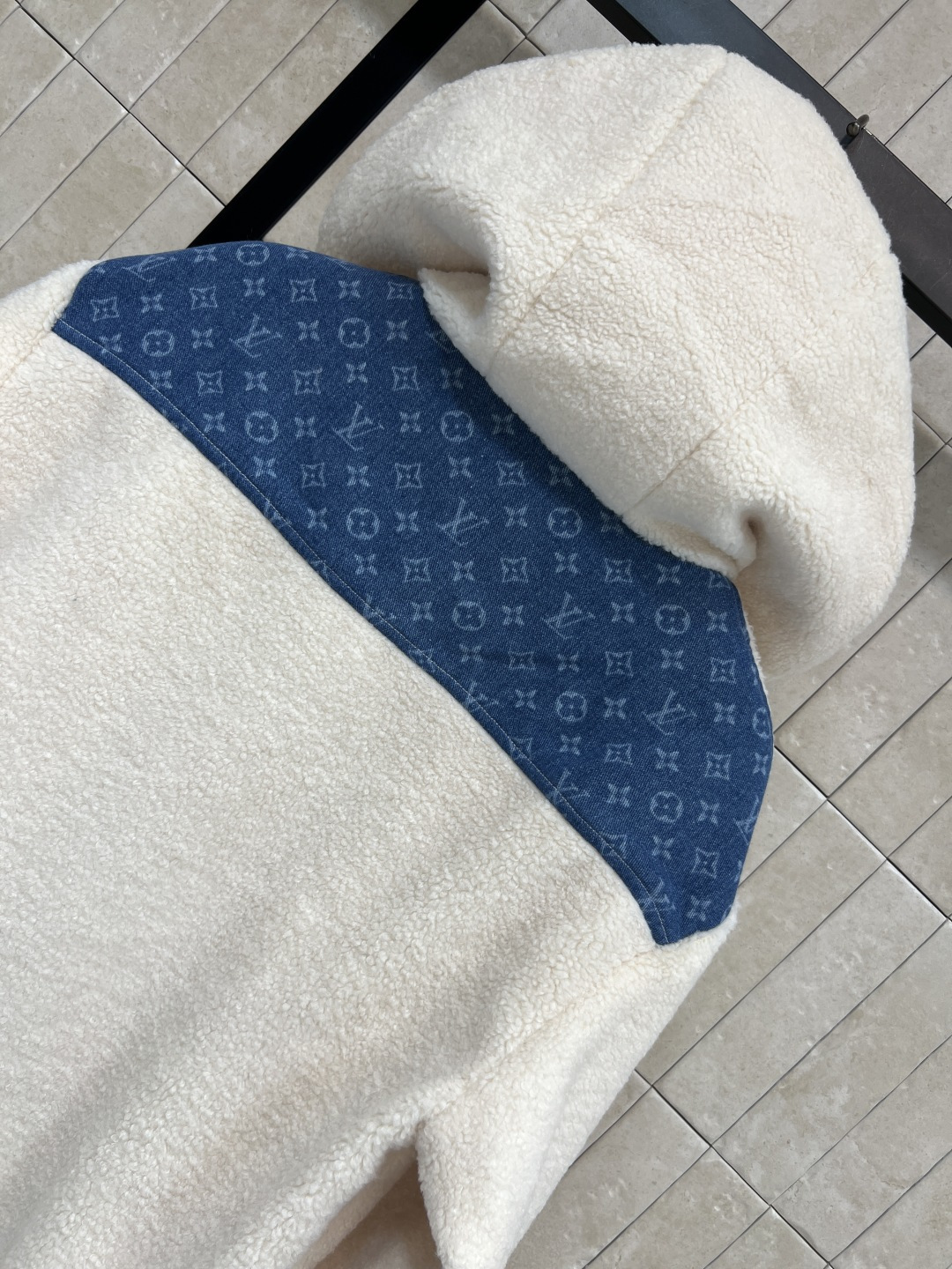 L家 25秋冬新款 牛仔老花拼接羊羔绒外套 连帽立领羊羔绒 秋冬穿超舒服！立领和背部牛仔Monogram