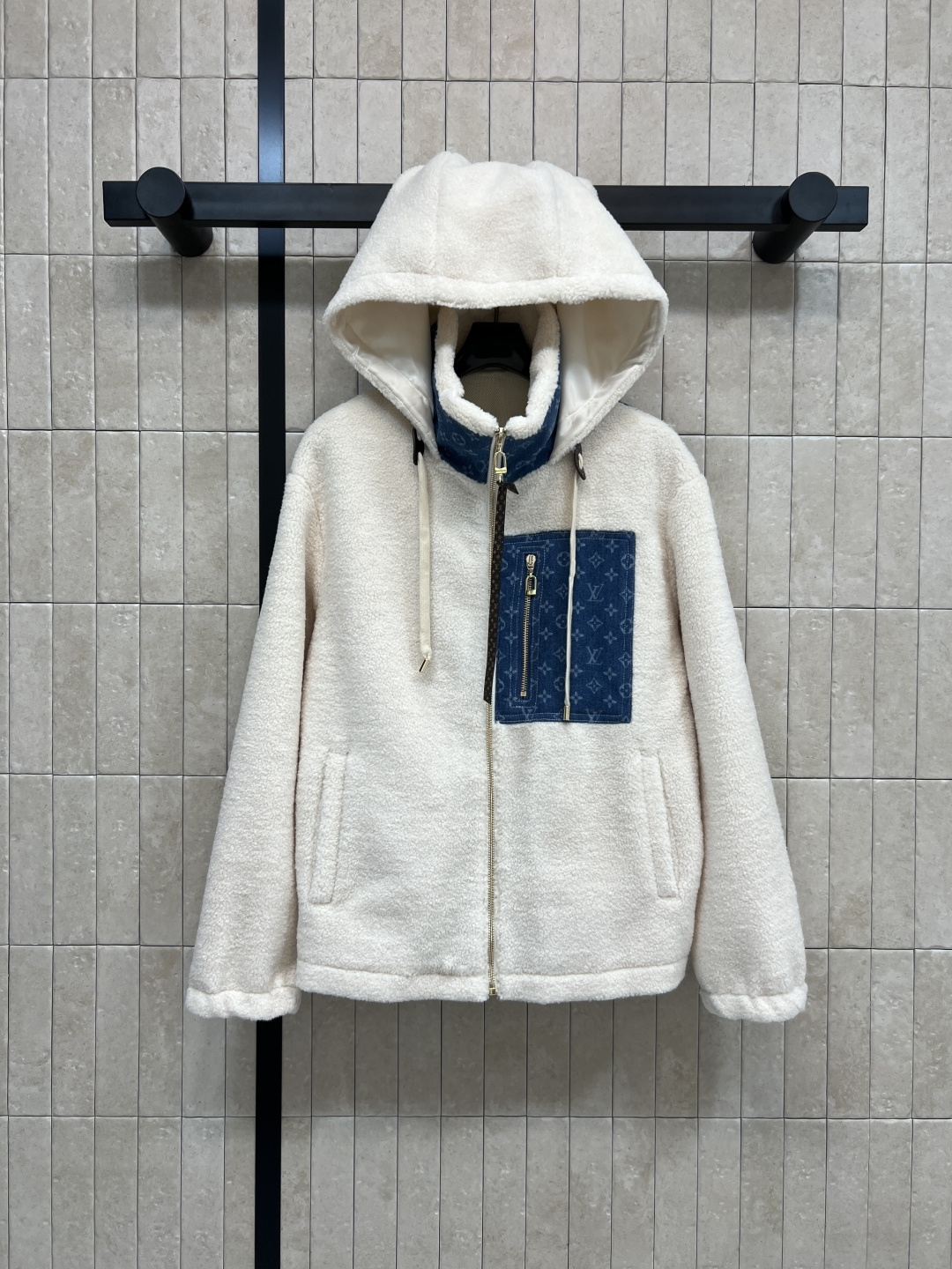 NO:566003,L's 25 new autumn and winter style denim presbyopic splicing sherpa jacket hooded stand collar sherpa super comfortable to wear in autumn and winter!  The stand-up collar and back denim Monogram presbyopia pattern is very recognizable, retro and fashionable, full of layering~ Zipper closure, easy to put on and take off, casual and practical, suitable for commuting or weekend trips. Pair with jeans or casual pants to easily get a warm and comfortable style. Two colors and four sizes S-M-L-XL, Louis Vuitton, Jeans, Jackets & coats, hats, Alexander Wang19860909L家 25秋冬新款 牛仔老花拼接羊羔绒外套 连帽立领羊羔绒 秋冬穿超舒服！立领和背部牛仔Monogram老花图案超有辨识度 复古又时髦 层次感满分～ 拉链开合 穿脱方便 休闲又实用 通勤或周末出行都很适合 搭配牛仔裤或休闲裤 轻松get温暖舒适穿搭风格 两色四码S-M-L-XL,,louis vuitton,jeans,jackets & coats,hats,alexander wang,Women's clothing