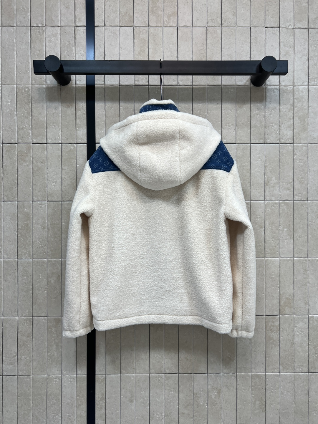 L家 25秋冬新款 牛仔老花拼接羊羔绒外套 连帽立领羊羔绒 秋冬穿超舒服！立领和背部牛仔Monogram