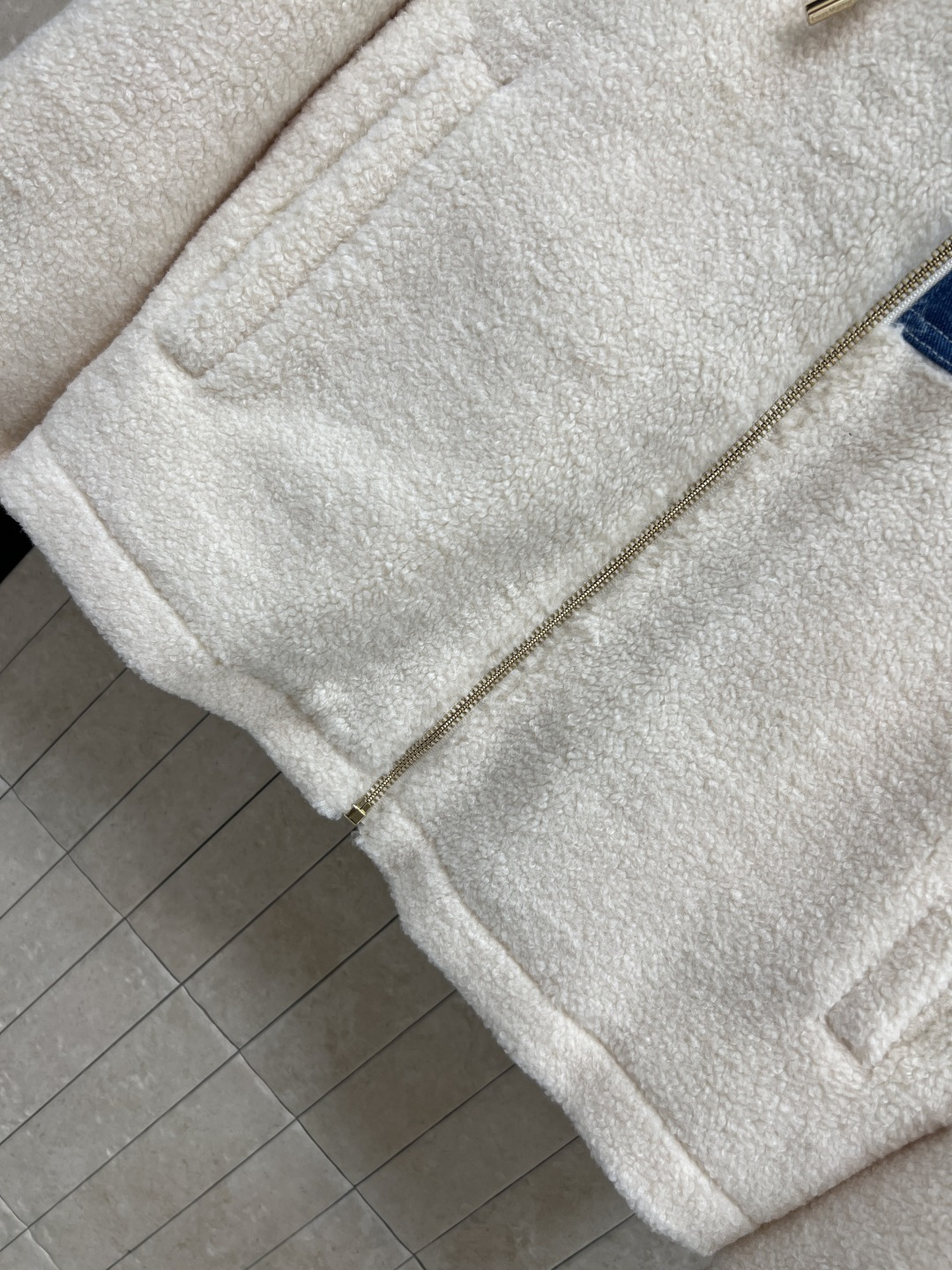 L家 25秋冬新款 牛仔老花拼接羊羔绒外套 连帽立领羊羔绒 秋冬穿超舒服！立领和背部牛仔Monogram