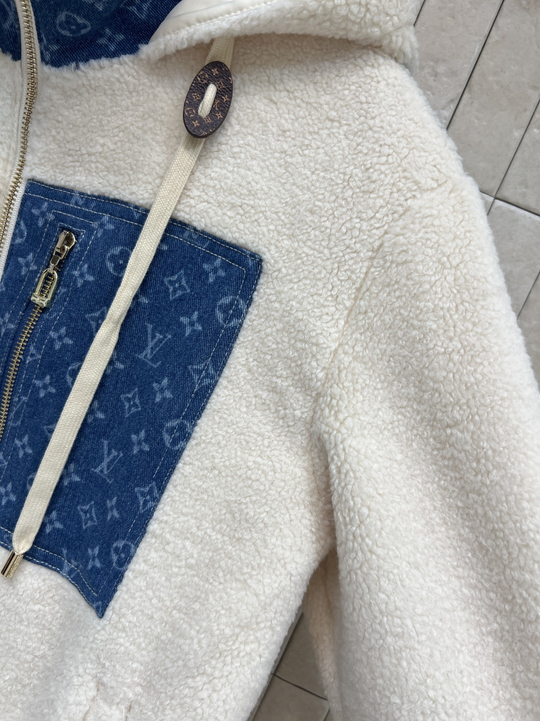 L家 25秋冬新款 牛仔老花拼接羊羔绒外套 连帽立领羊羔绒 秋冬穿超舒服！立领和背部牛仔Monogram